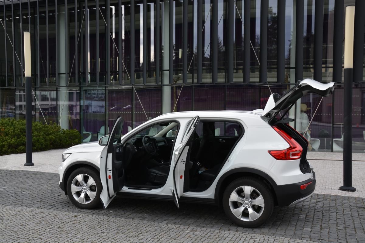 Volvo XC40, 2,0 D3 DRIVE-E MomentumPRO 4x4 - fotka 3