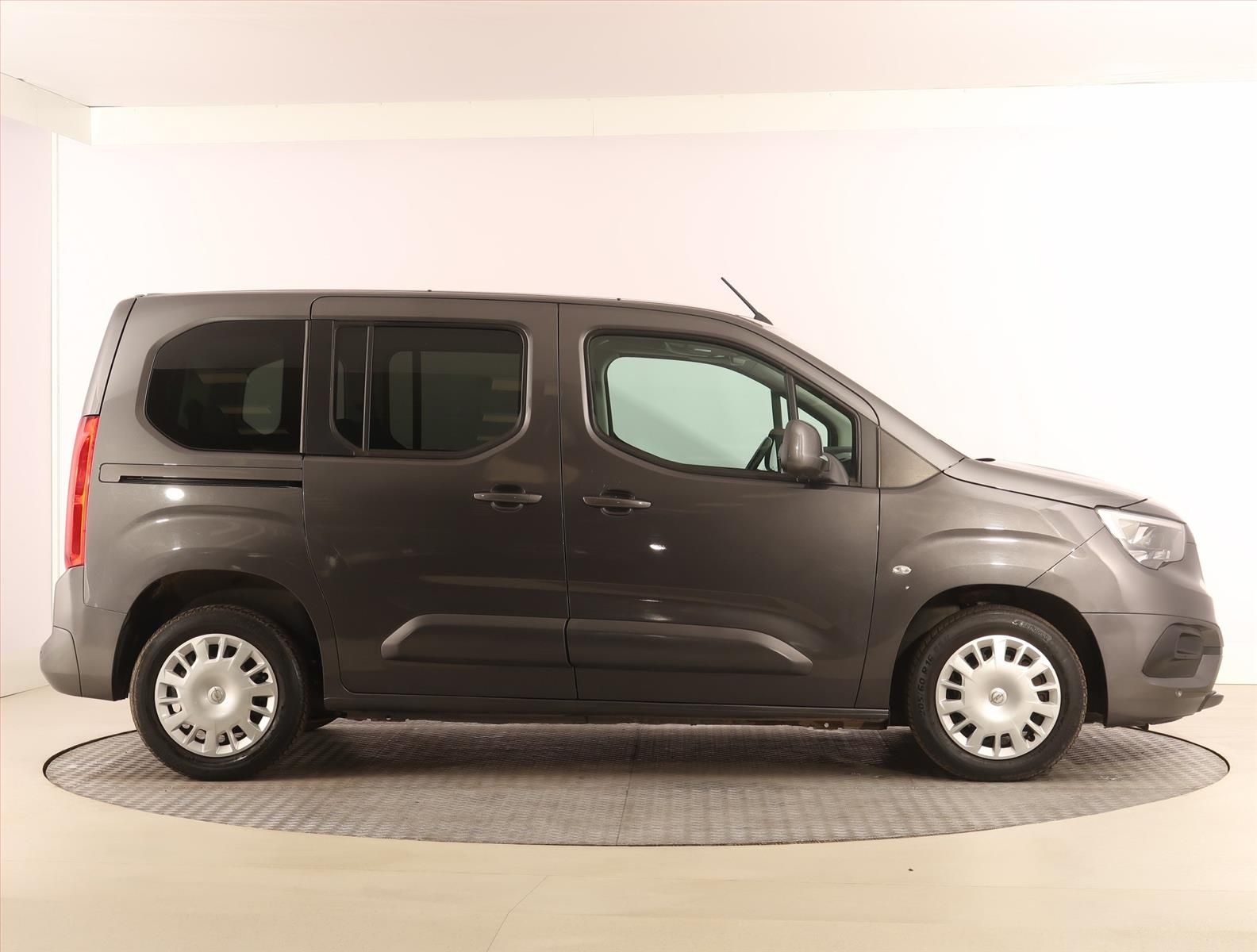 Opel Combo, 1.2 Turbo, Enjoy, 7Míst, Klima - fotka 6