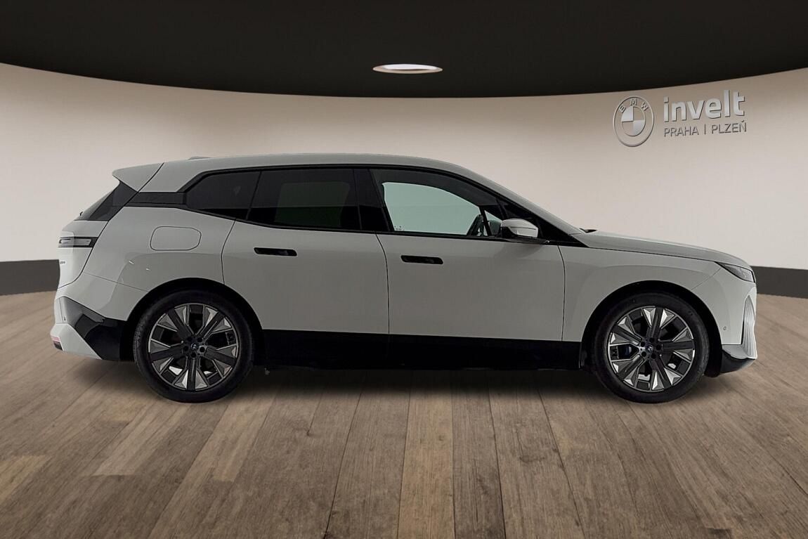 BMW iX, xDrive40 - fotka 2