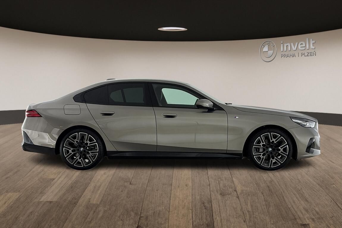 BMW Řada 5, 540d xDrive Sedan - fotka 2