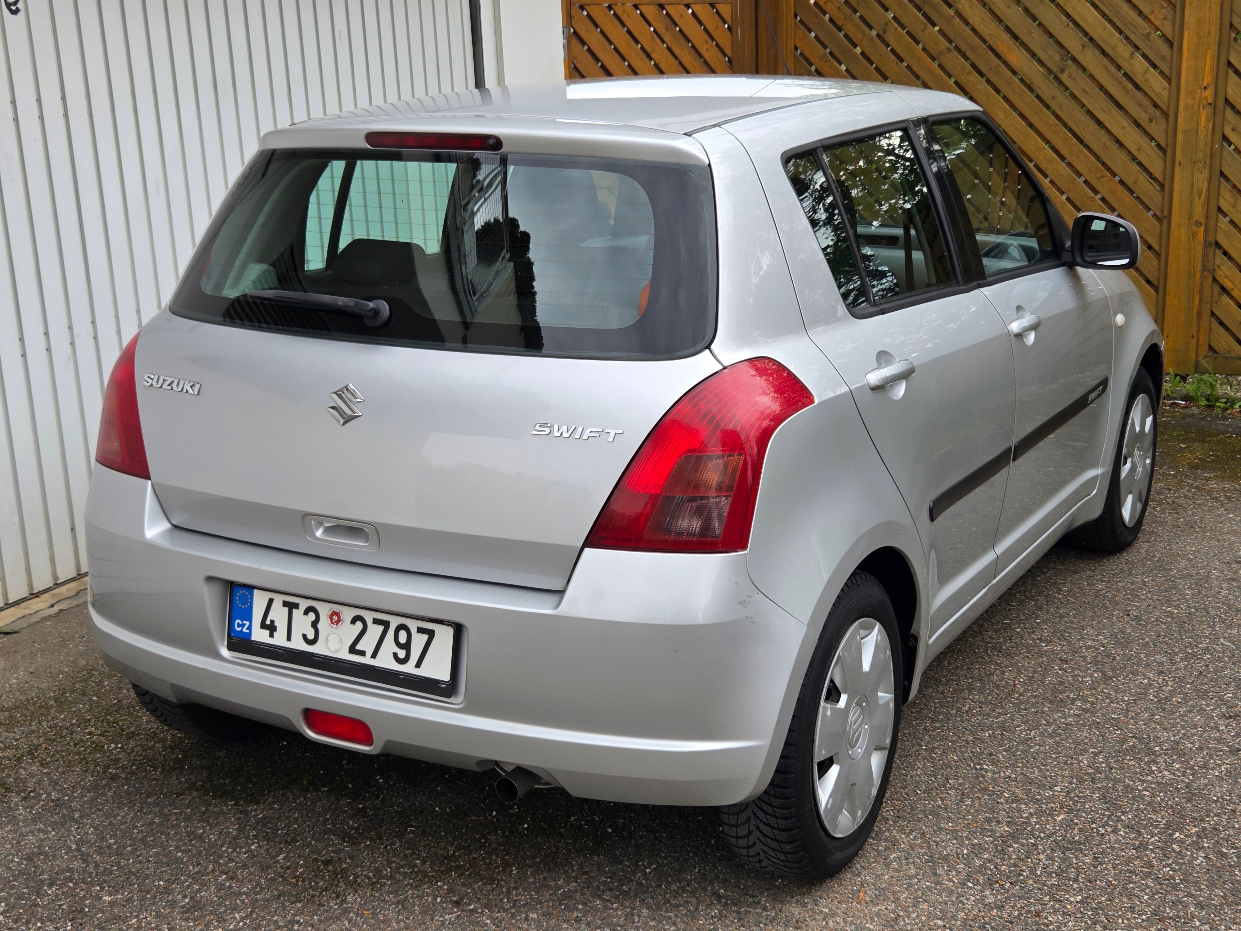 Suzuki Swift, 1.3i  Velmi malý nájezd km. - fotka 6