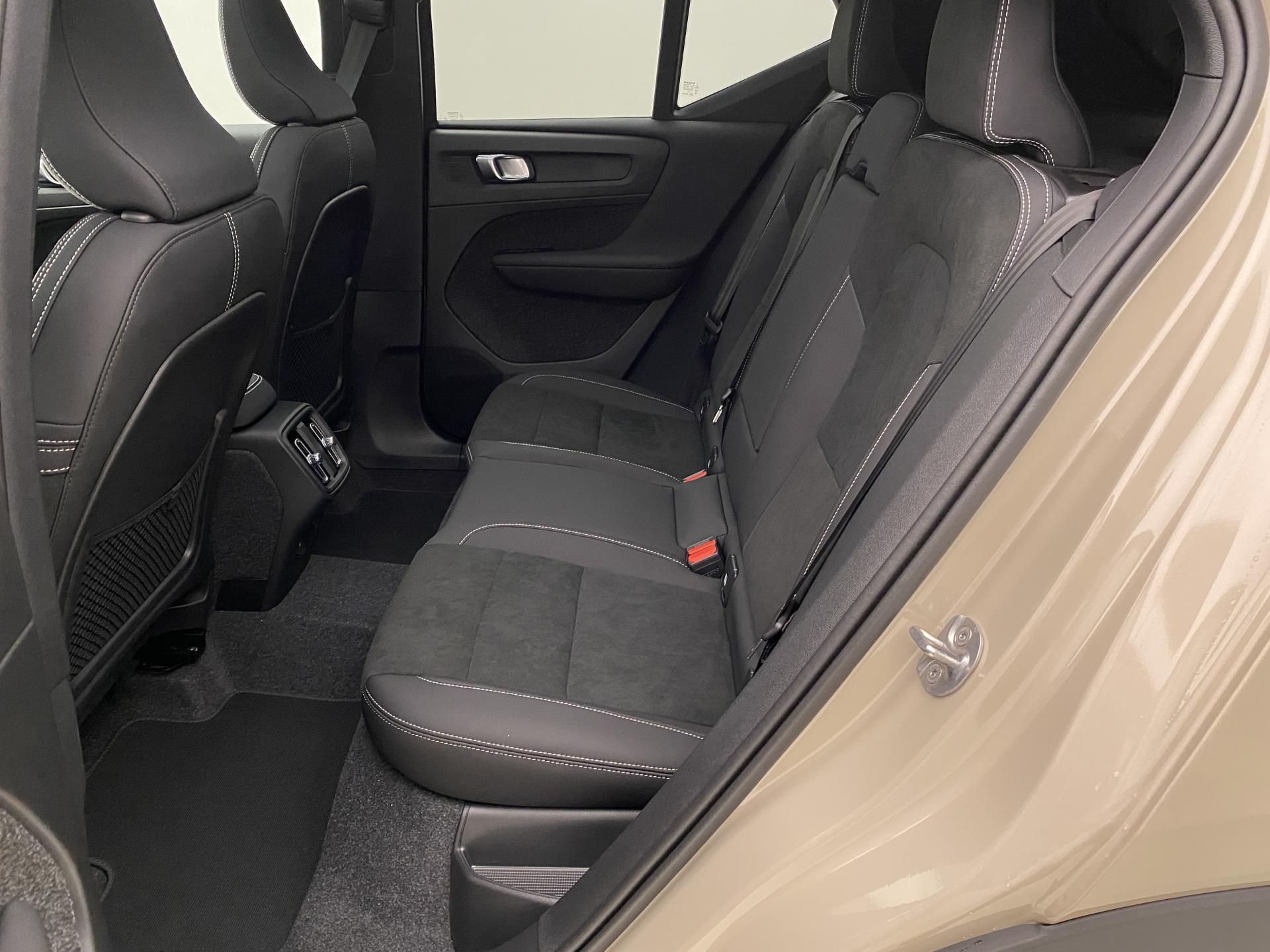 Volvo XC40, B3 AUT DARK ULTRA - fotka 6