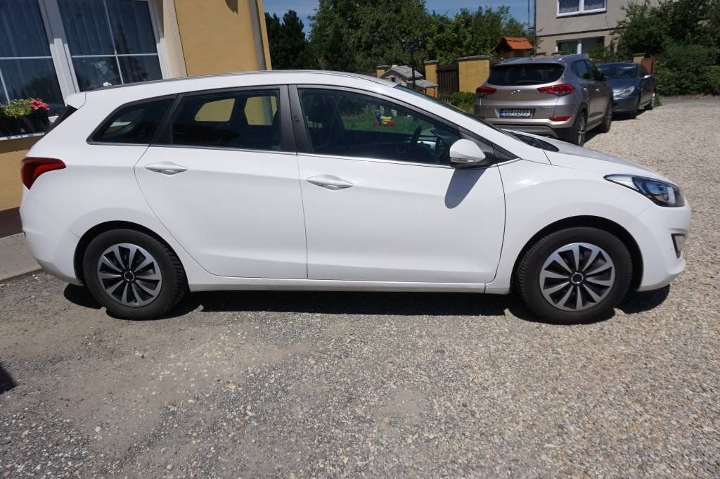 Hyundai i30, 1,6 1.Majitel  nové v ČR - fotka 4