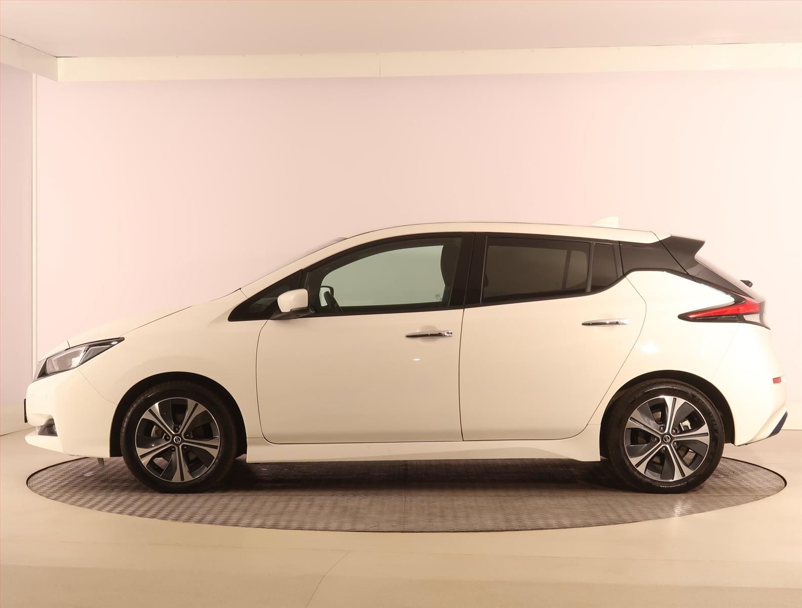 Nissan LEAF, 40 kWh, SoH 91%, Automat - fotka 3