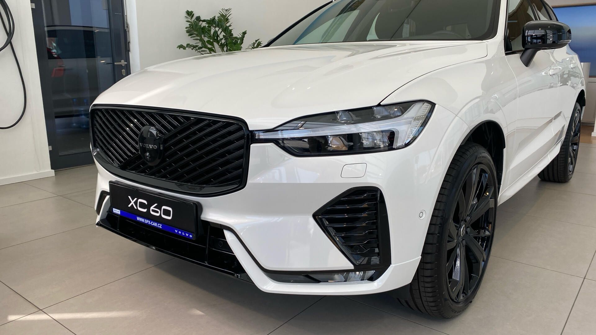 Volvo XC60, PLUS BLACK EDITION, B5 AWD, 18 - fotka 4