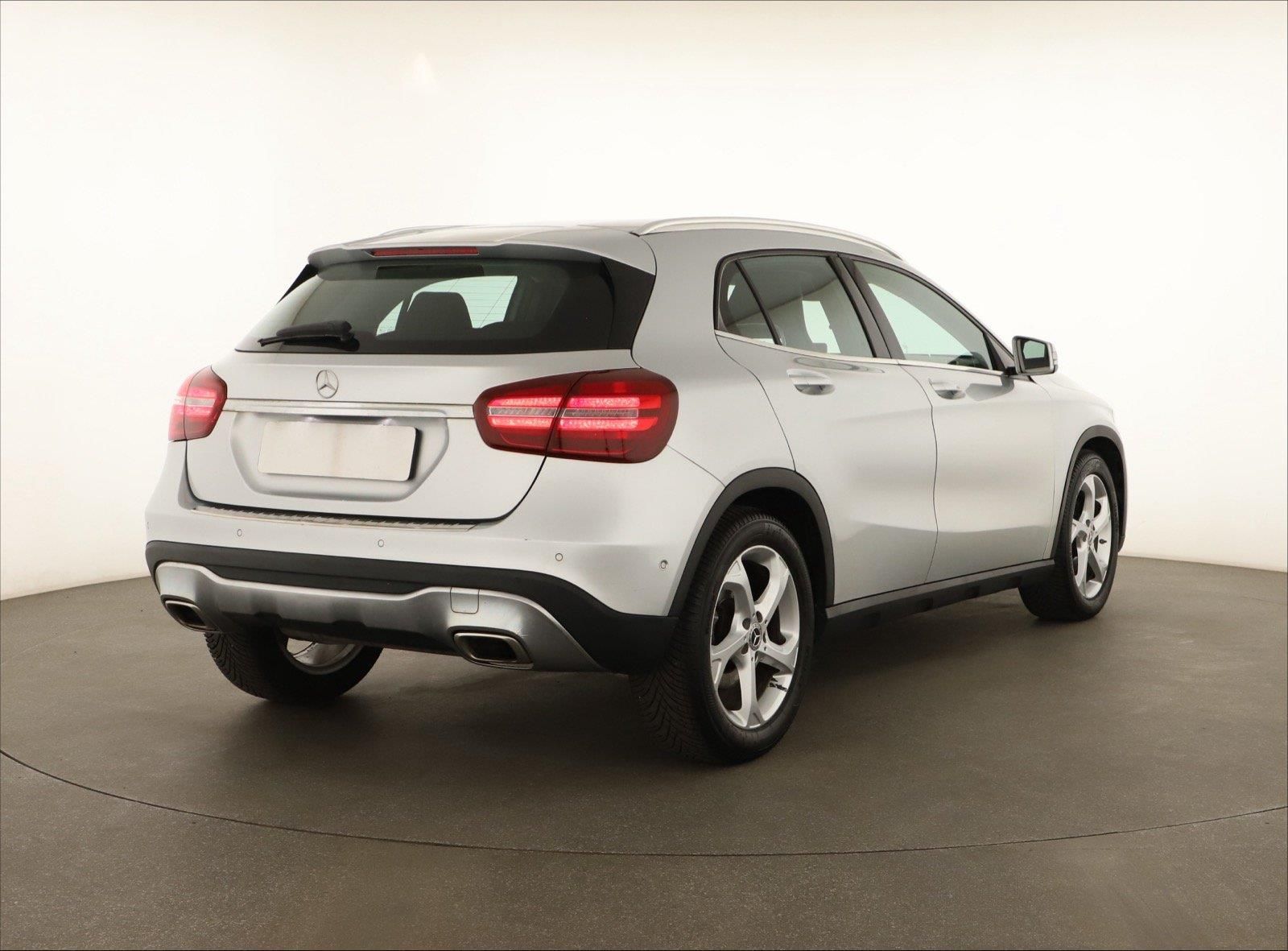 Mercedes-Benz GLA, 180, Kůže, Navi, Tempomat - fotka 5