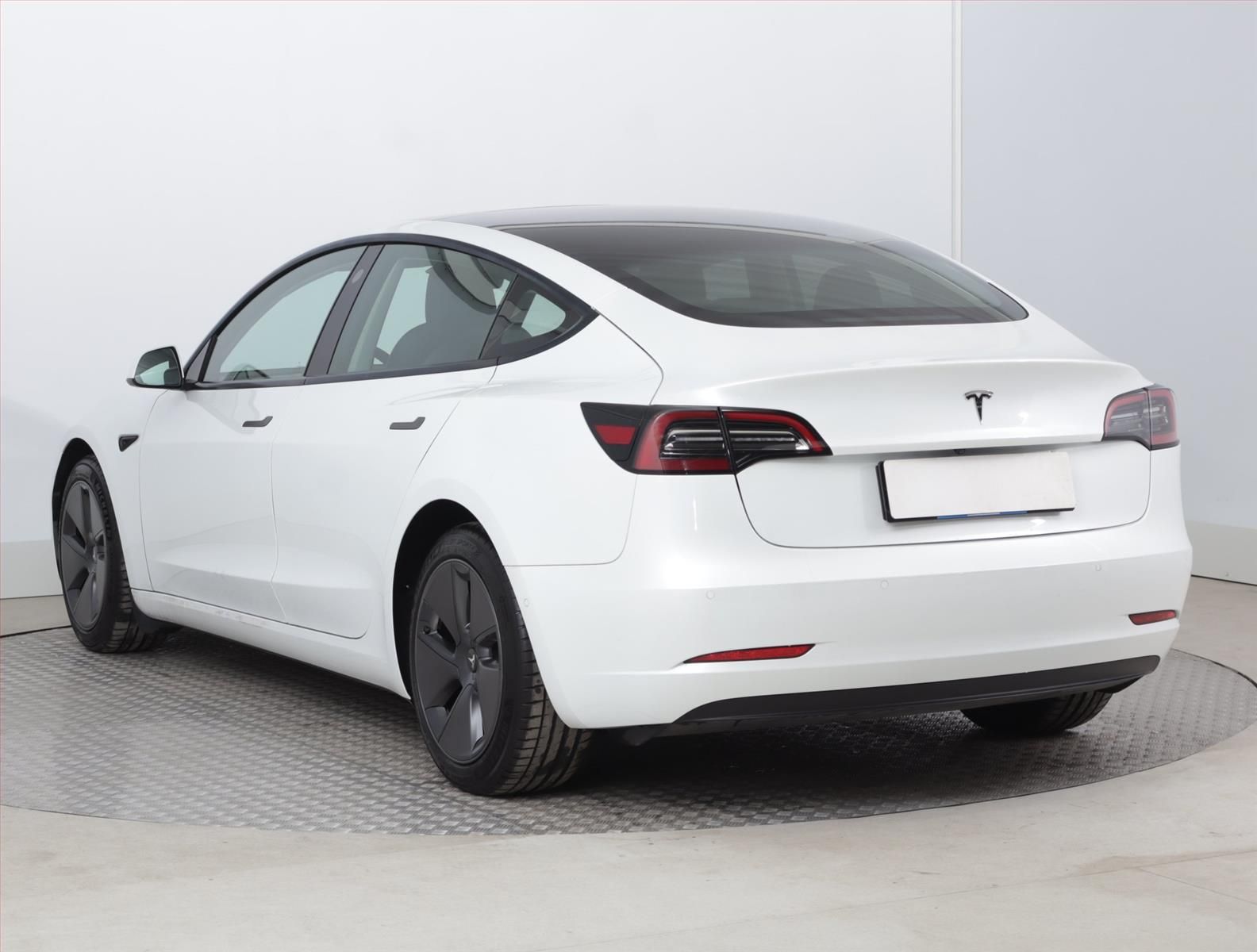 Tesla Model 3, Long Range 4WD 79kWh, SoH 90% - fotka 4