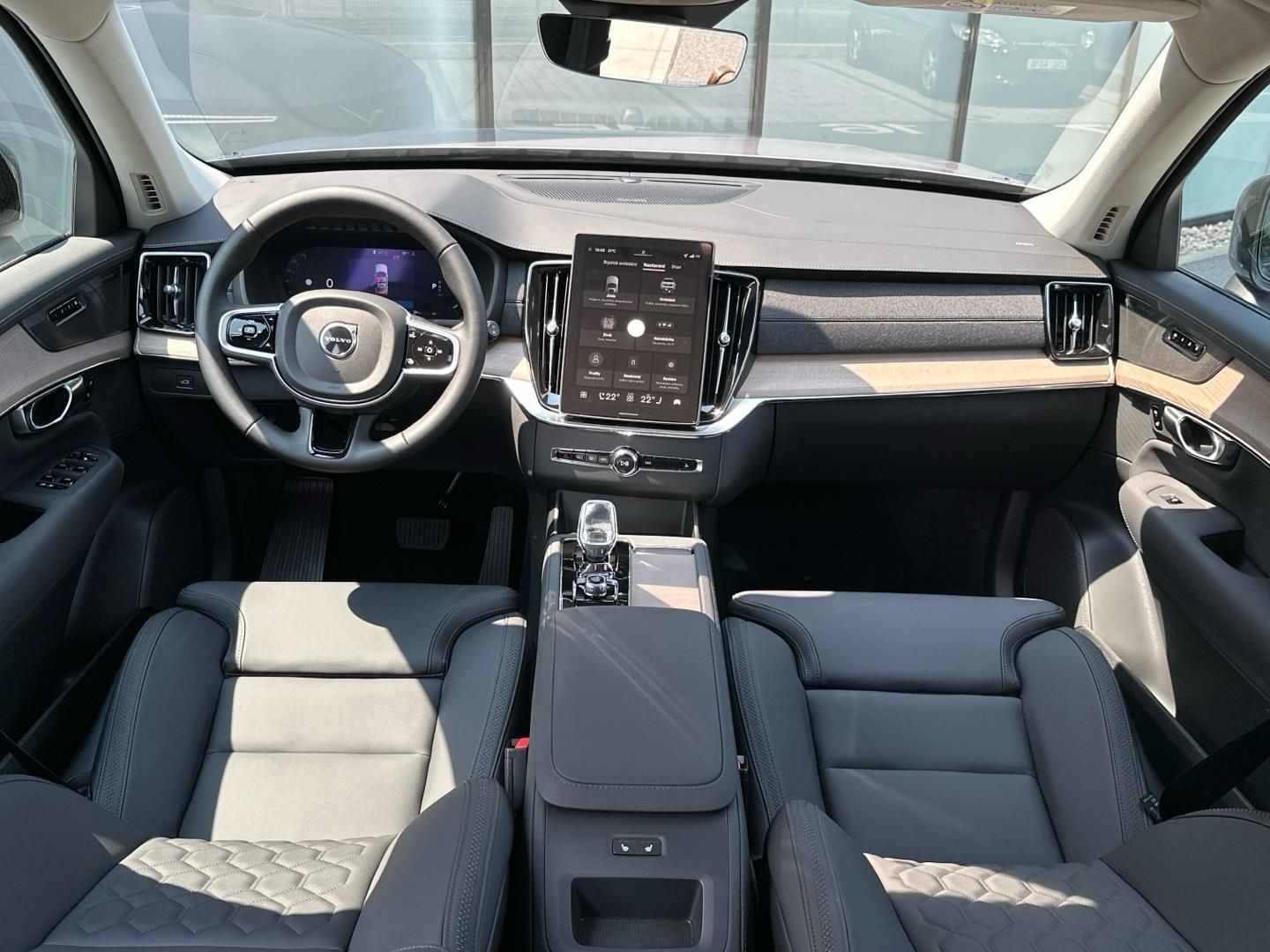 Volvo XC90, 2.0B5 184kW 4x4  PLUS DARK - fotka 4