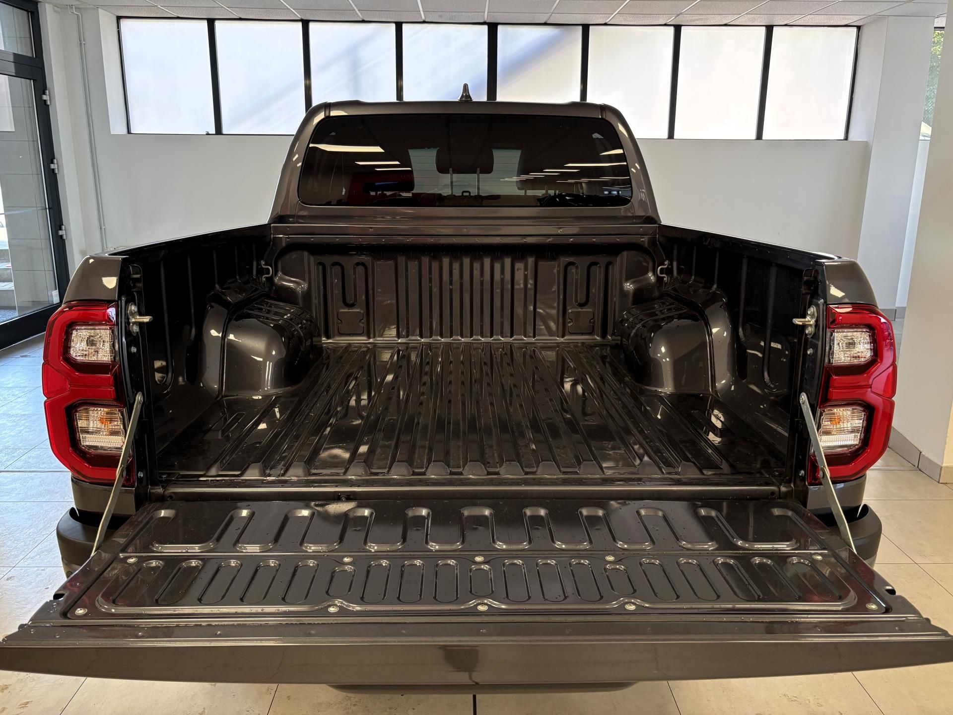 Toyota Hilux, 2,8, 6st,  (4x4), Invincible - fotka 6