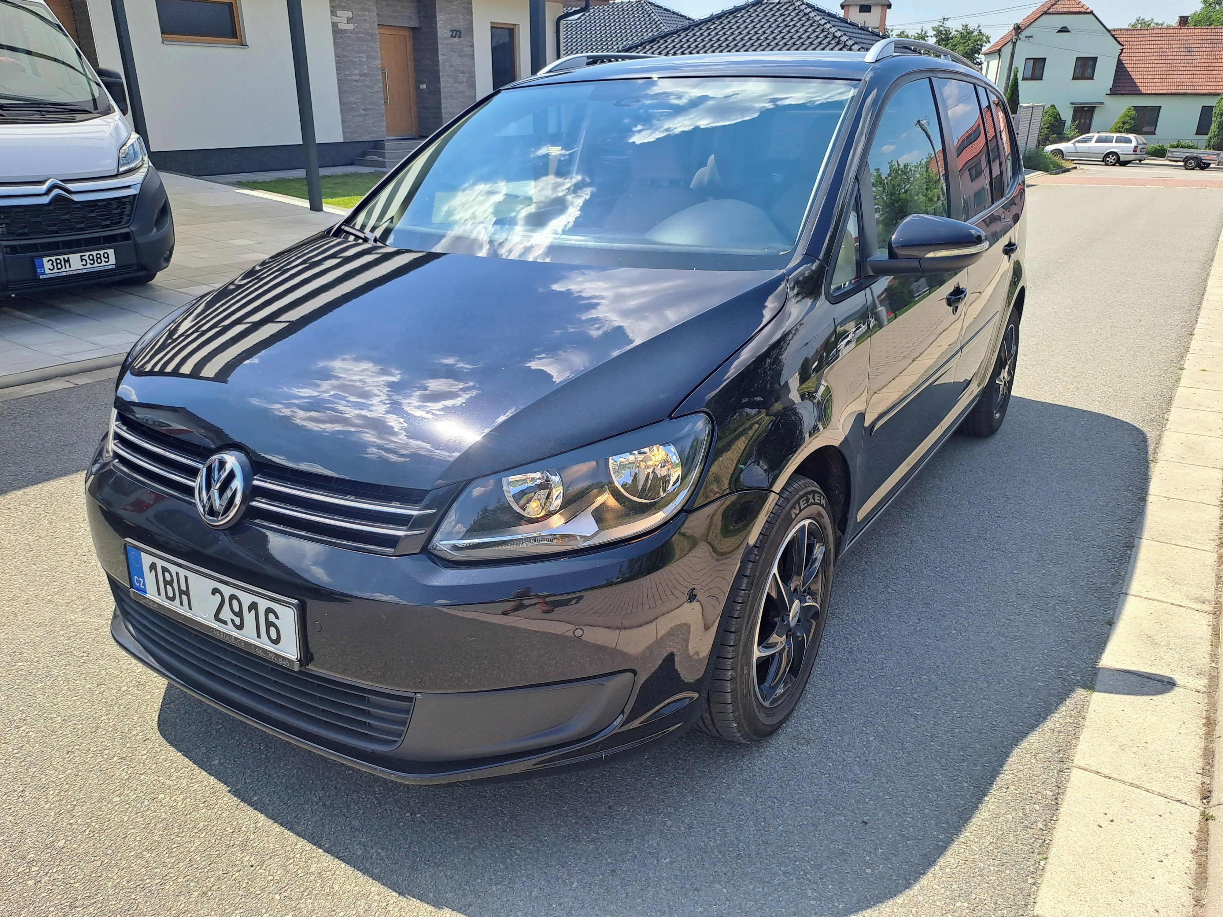 Volkswagen Touran, 1,6TDI 1.MAJ, SERVISOVANÝ VŮZ - fotka 5