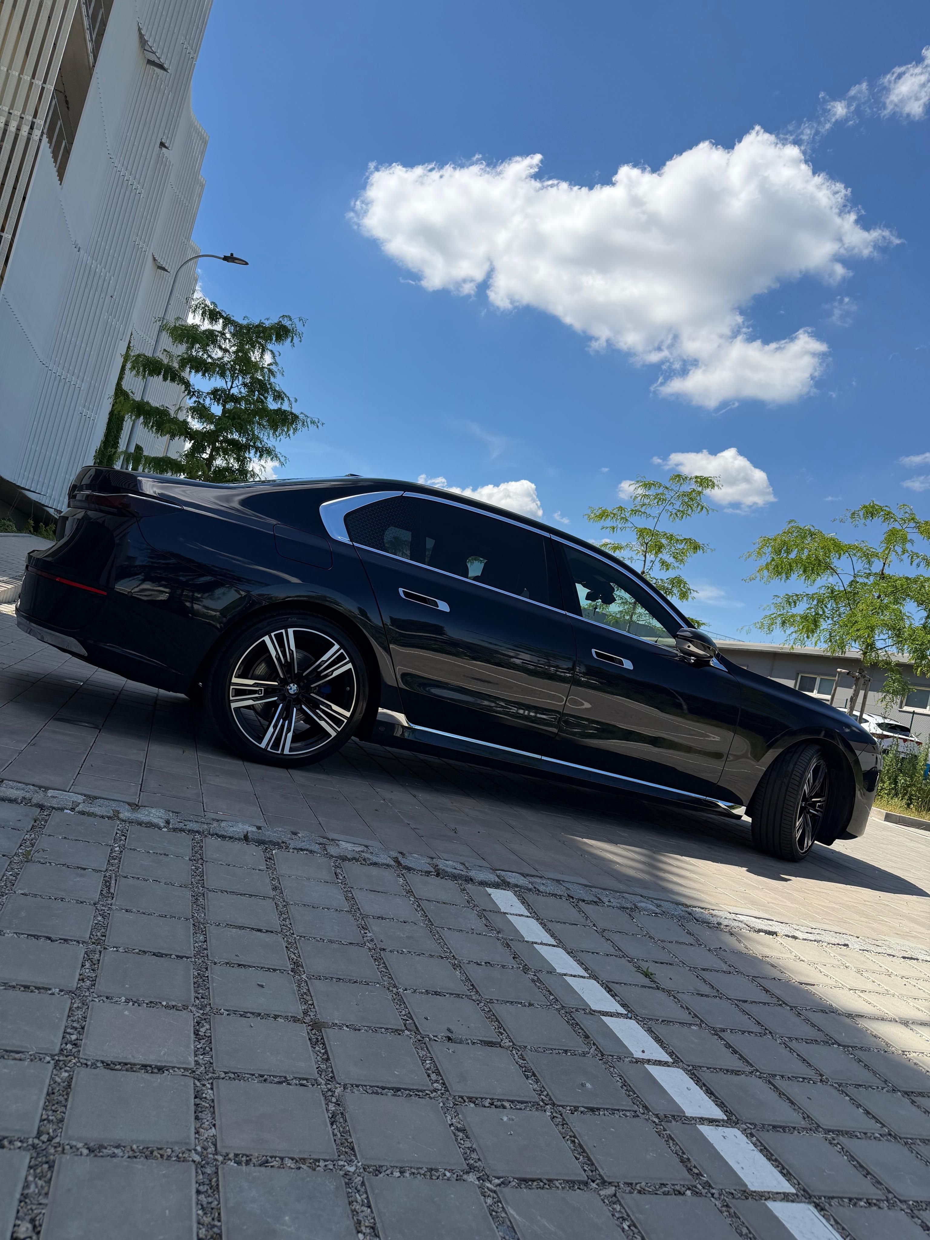BMW Řada 7, G70 3.0d - fotka 4