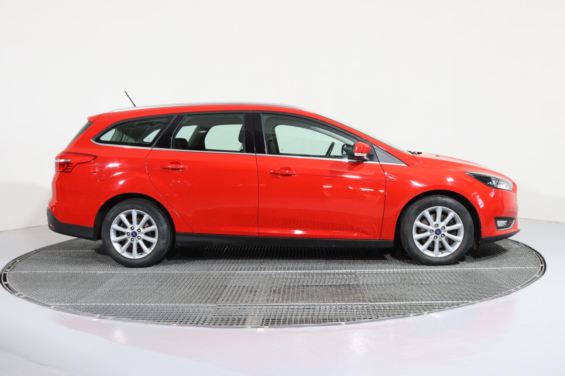 Ford Focus, 1,5 EcoBoost Titanium/ TAŽNÉ Z - fotka 3