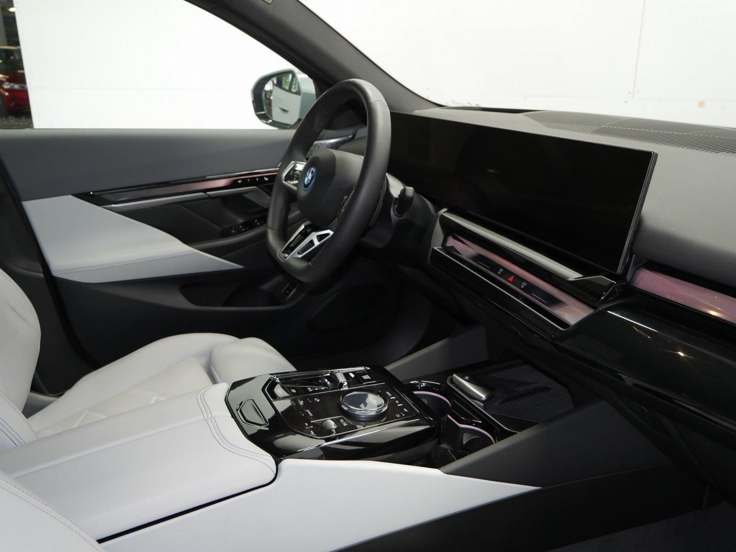 BMW Řada 5, 550e xDrive - fotka 5