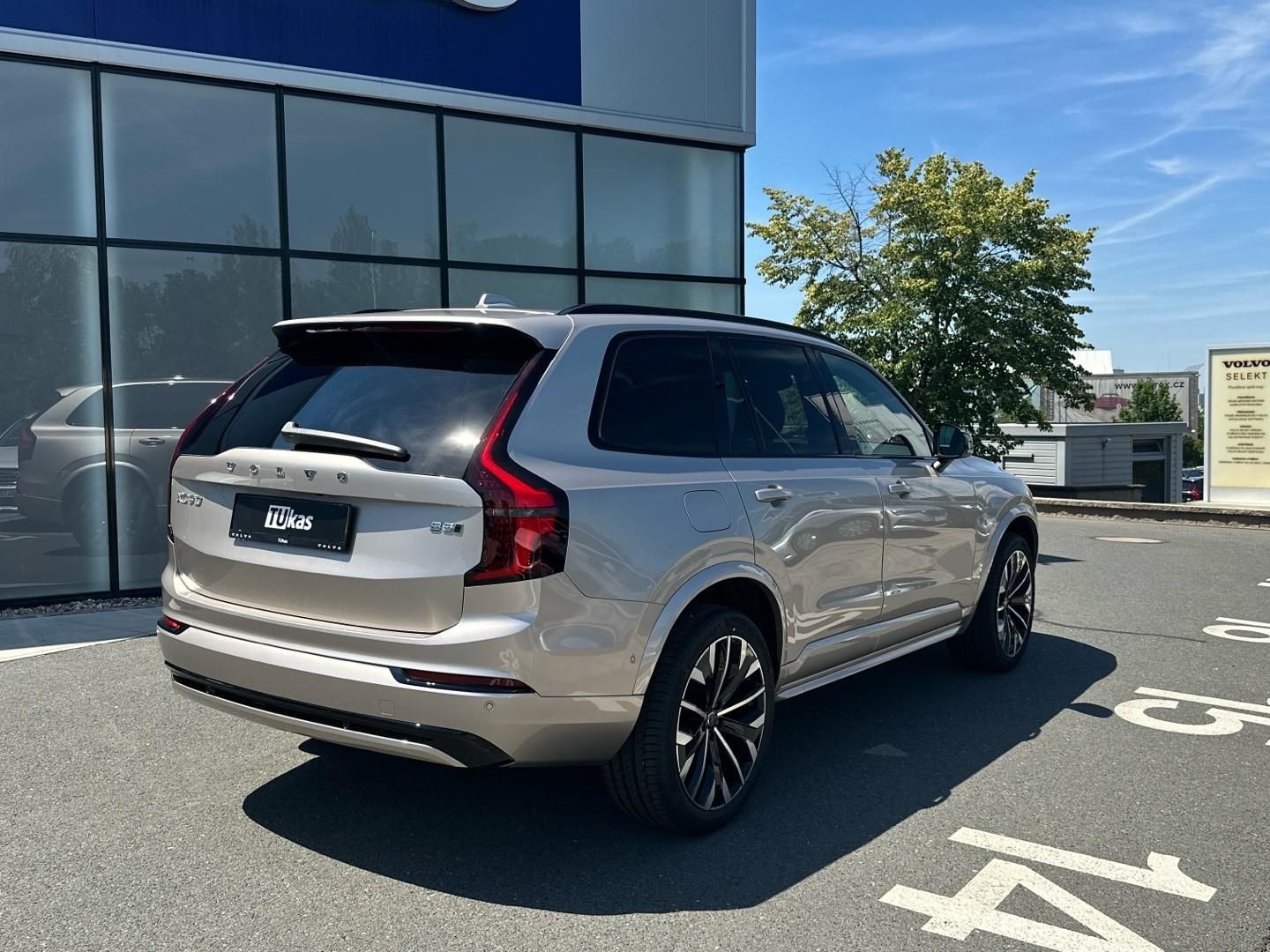 Volvo XC90, 2.0B5 184kW 4x4  PLUS BRIGHT - fotka 6