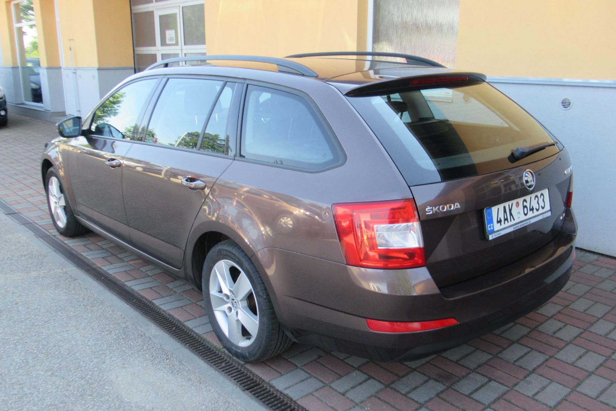 Škoda Octavia, 1.6 TDI 4x4 KLIMA TAŽNÉ ČR - fotka 2