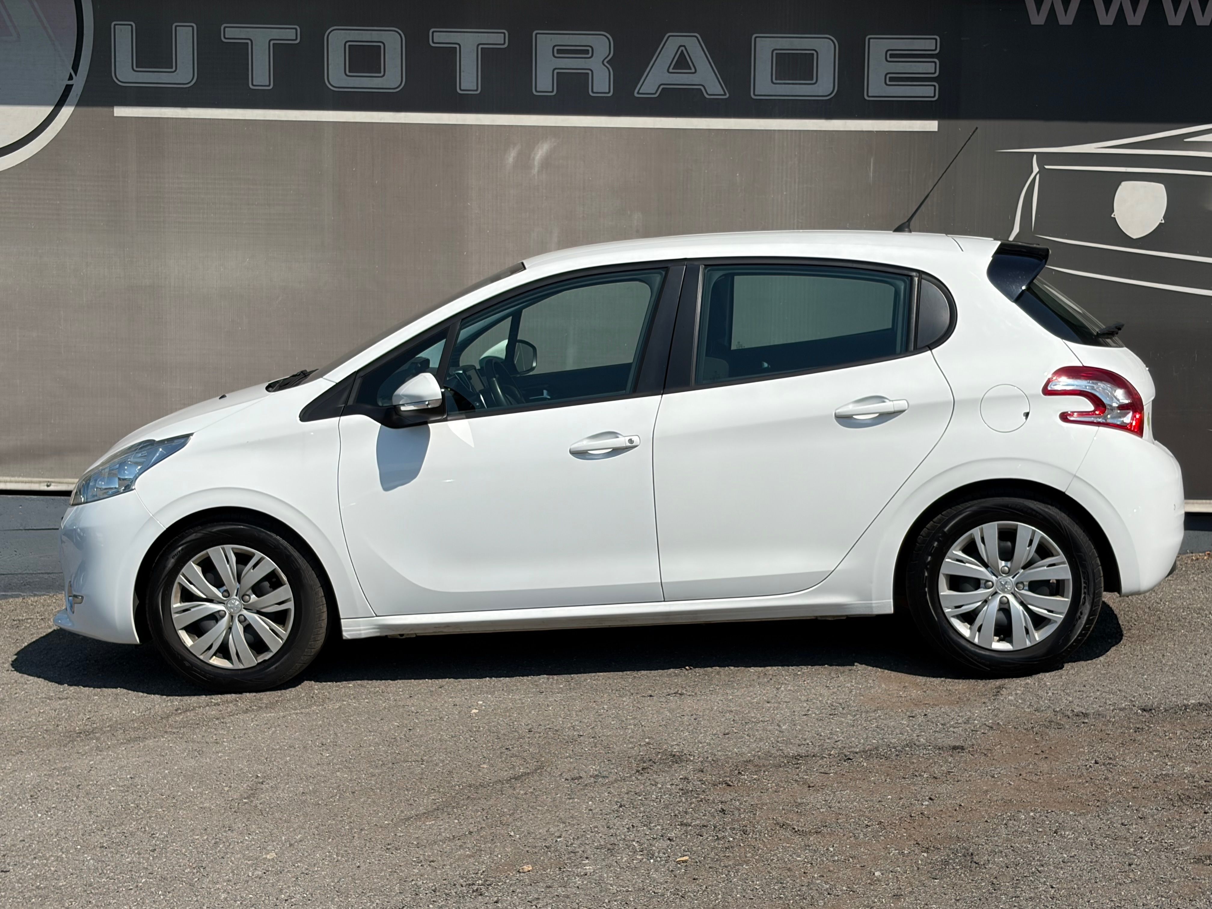 Peugeot 208, 1.2i 60kW,AUTOMAT,PO ROZVODECH - fotka 2
