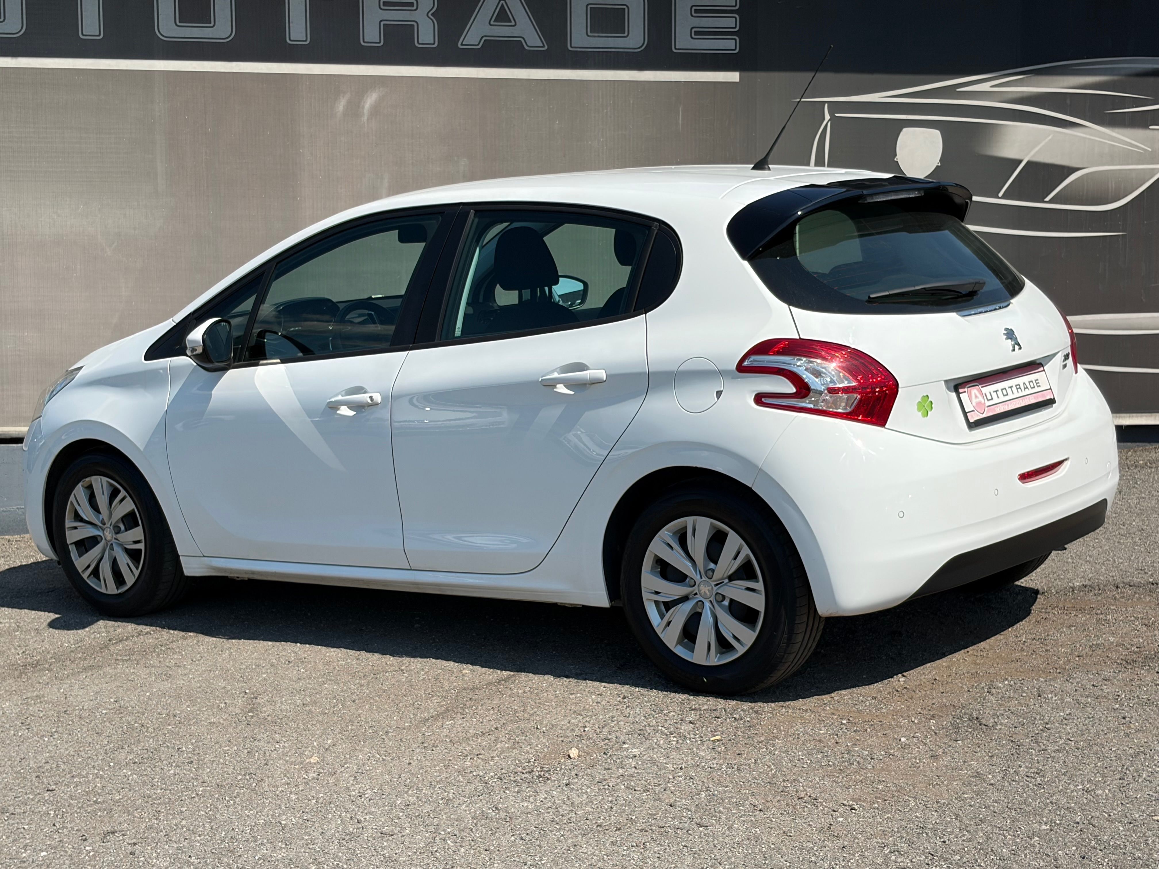Peugeot 208, 1.2i 60kW,AUTOMAT,PO ROZVODECH - fotka 3