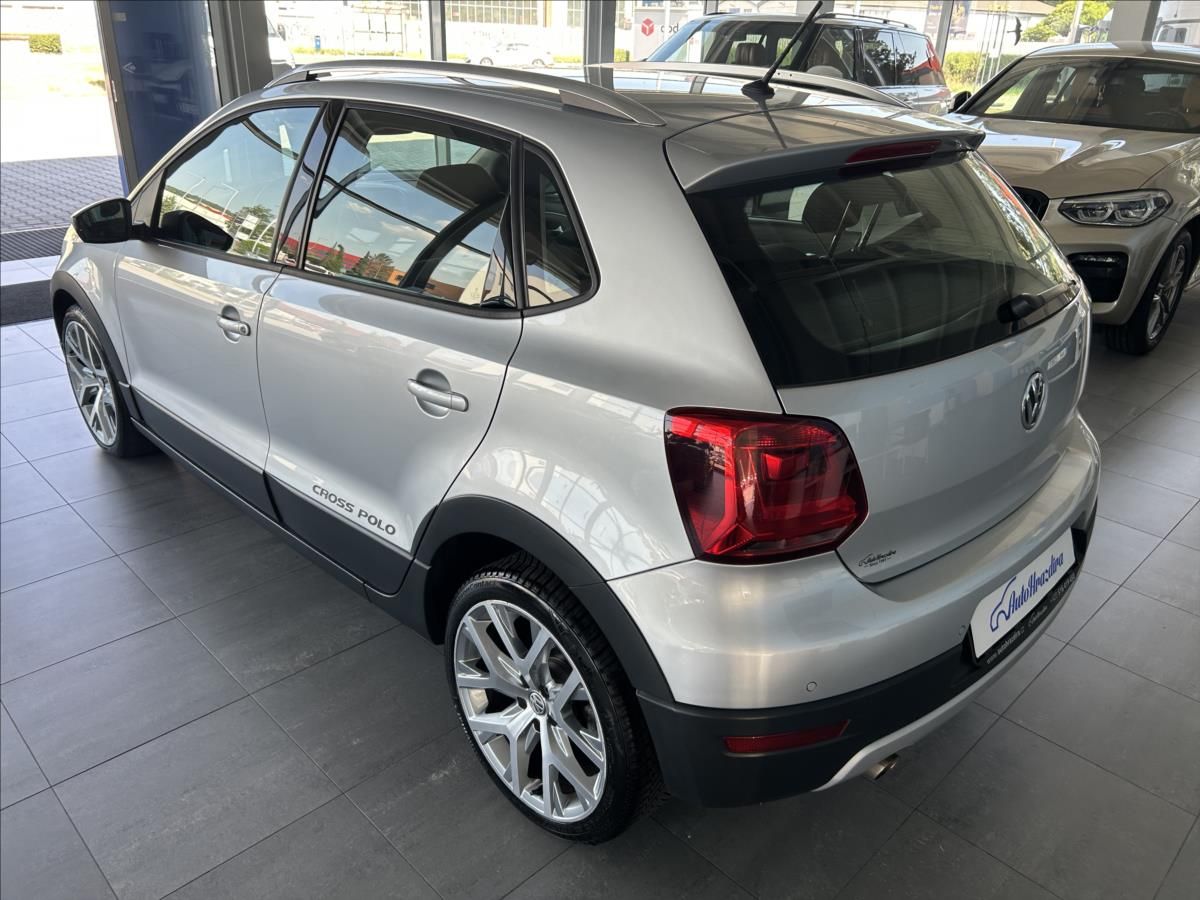 Volkswagen Polo, 1,2   TSI,CROSS,SERVISKA,1.MAJ - fotka 4