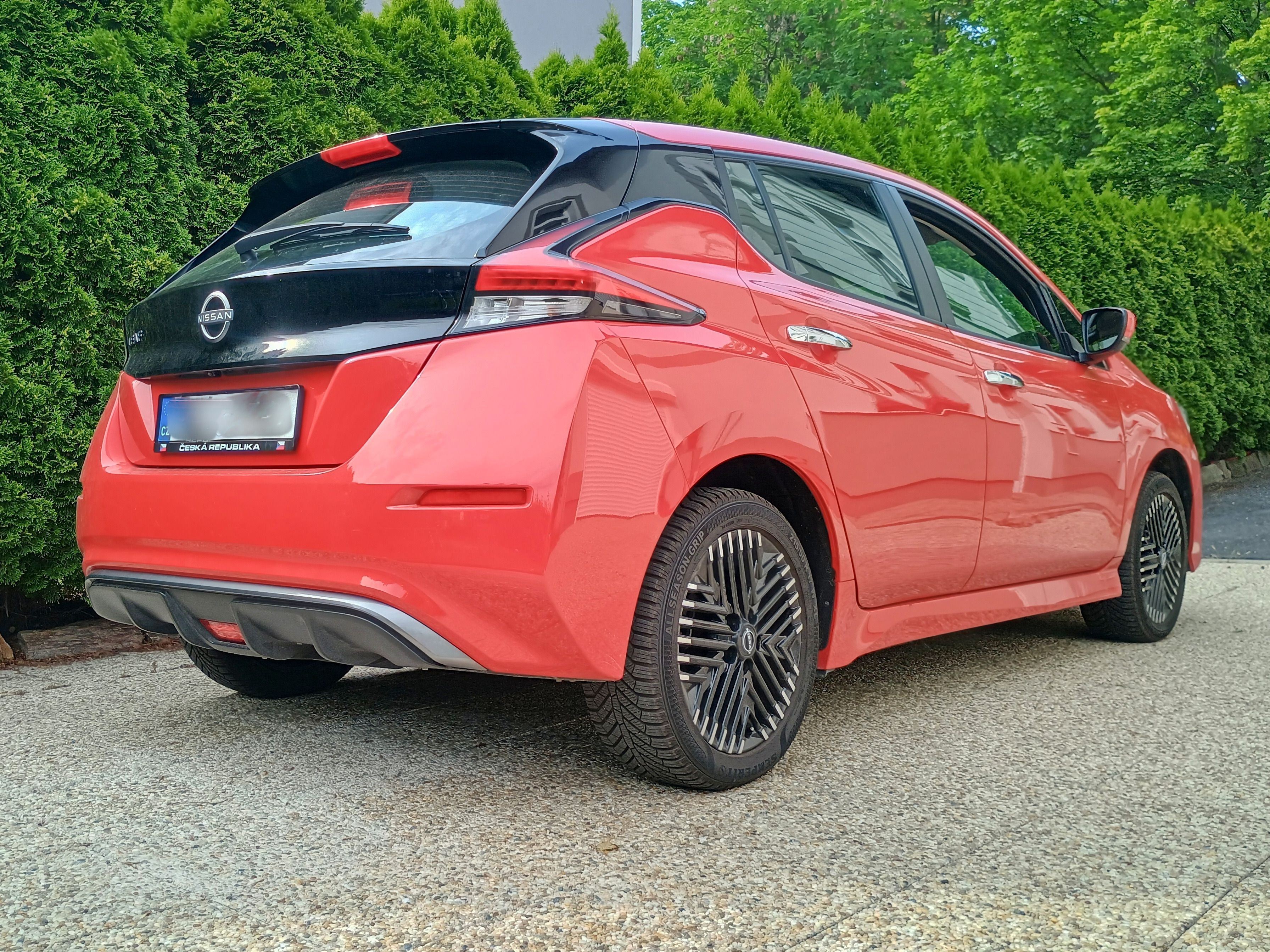 Nissan LEAF, krásně červený - fotka 2