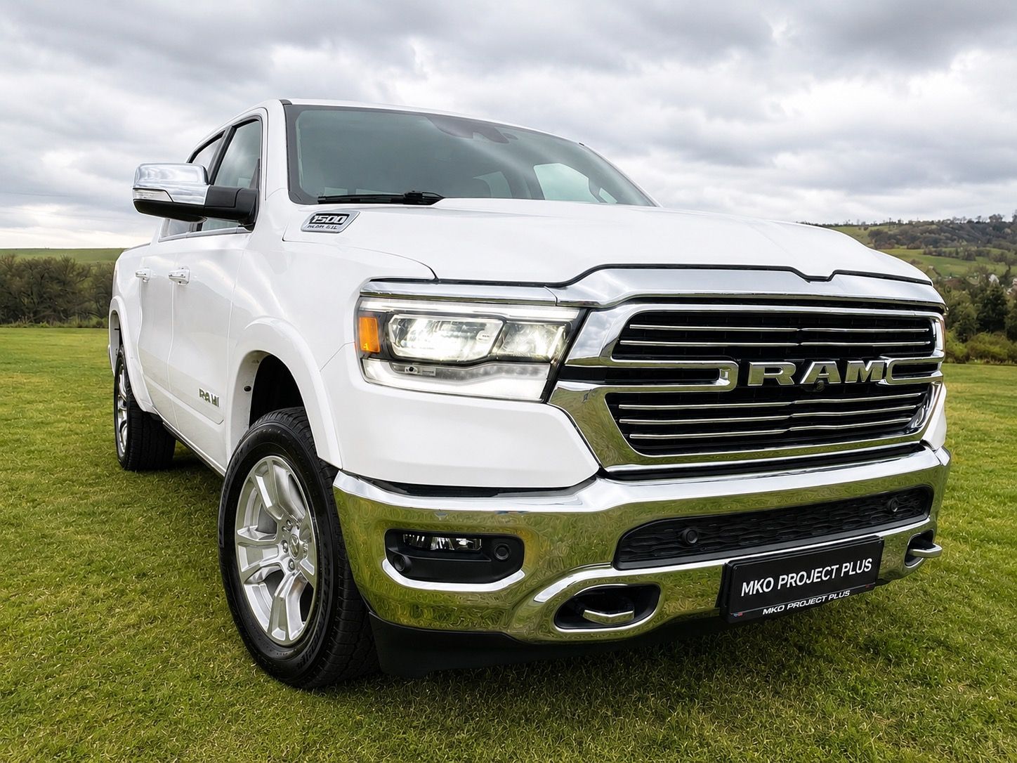 RAM 1500, Laramie 5.7HEMI 4x4 TOP vybava