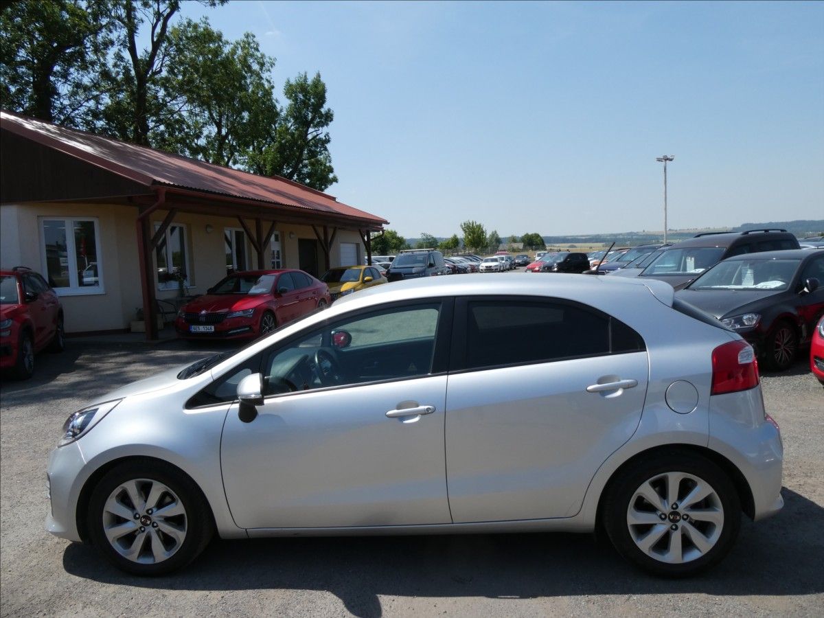 Kia Rio, 1,2 i 62kW serviska, NAVI - fotka 6