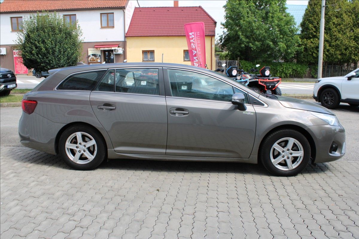 Toyota Avensis, 1,6 i 1.majitel TOP STAV! - fotka 3