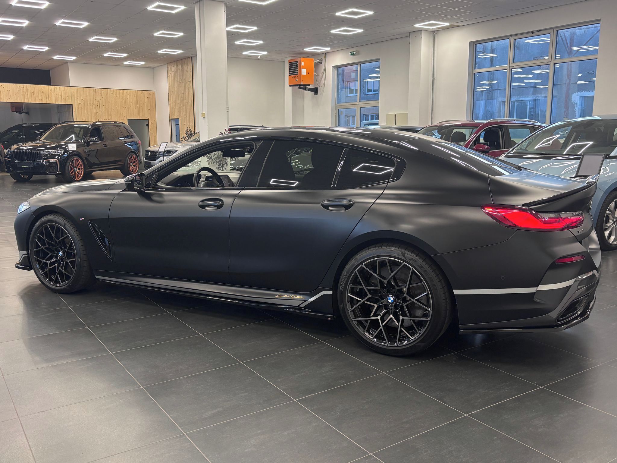 BMW Řada 8, M850i xDrive, Edition Golden T - fotka 4
