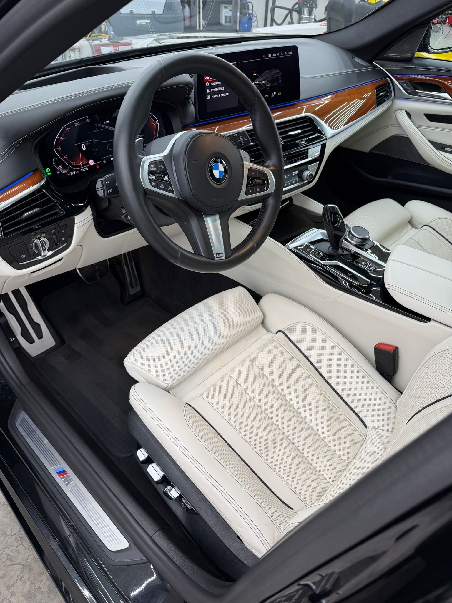 BMW Řada 5, BMW 540i XDRIVE - fotka 3