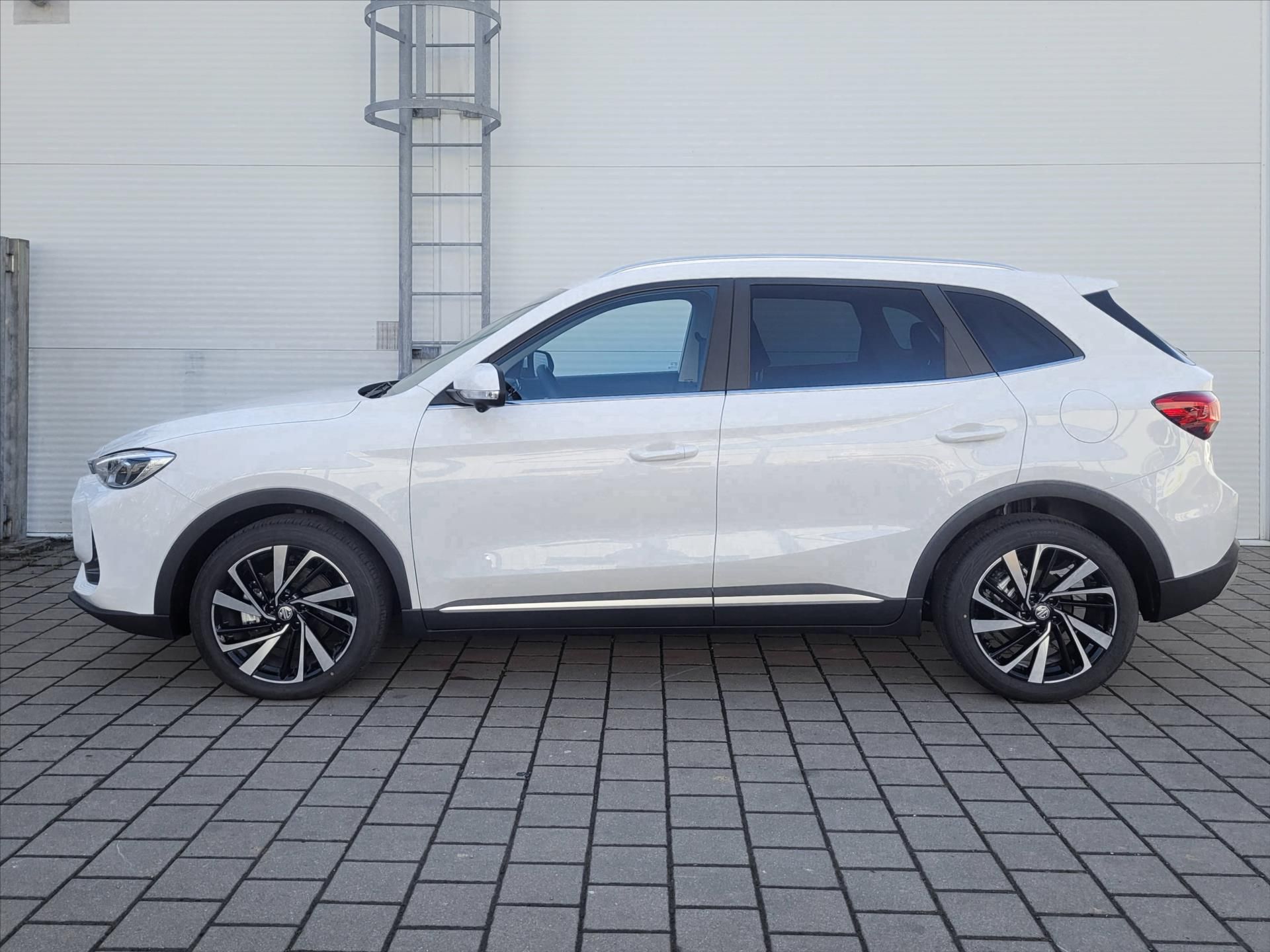MG ZS, 1,5 HEV 102k 3AT  Exclusive - fotka 6