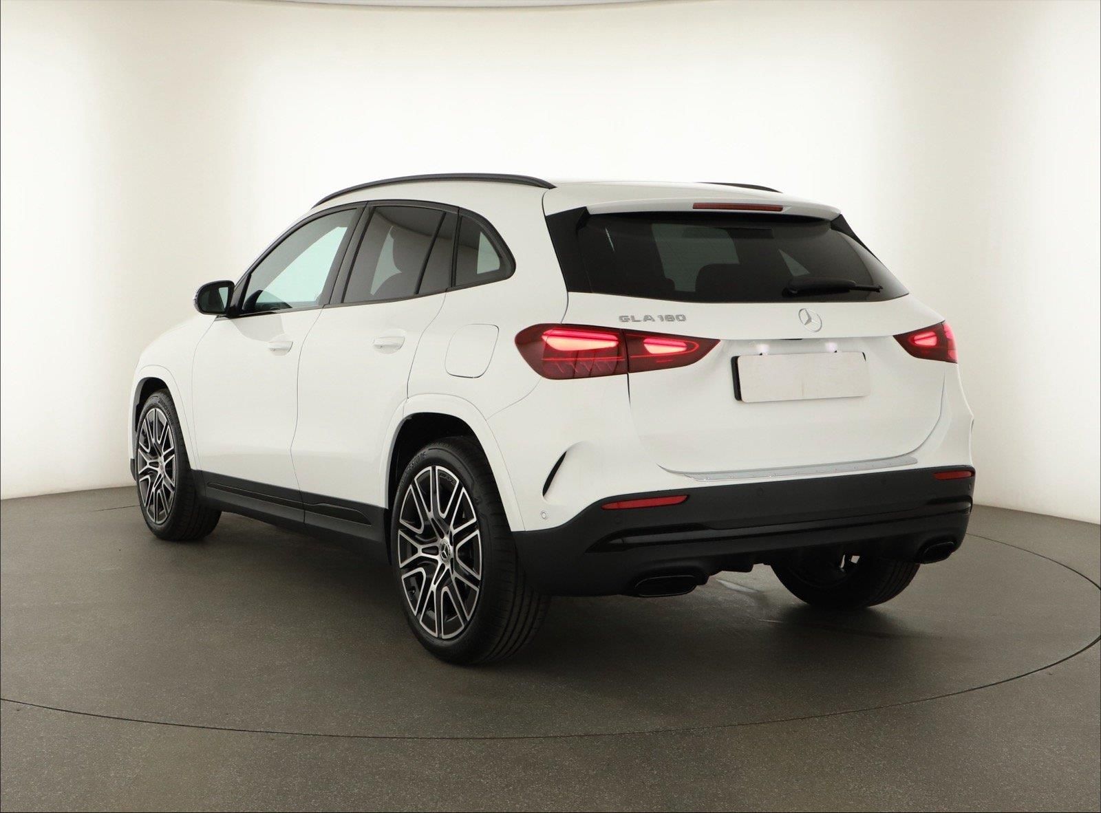 Mercedes-Benz GLA, 180, AMG Line, Navigace - fotka 4