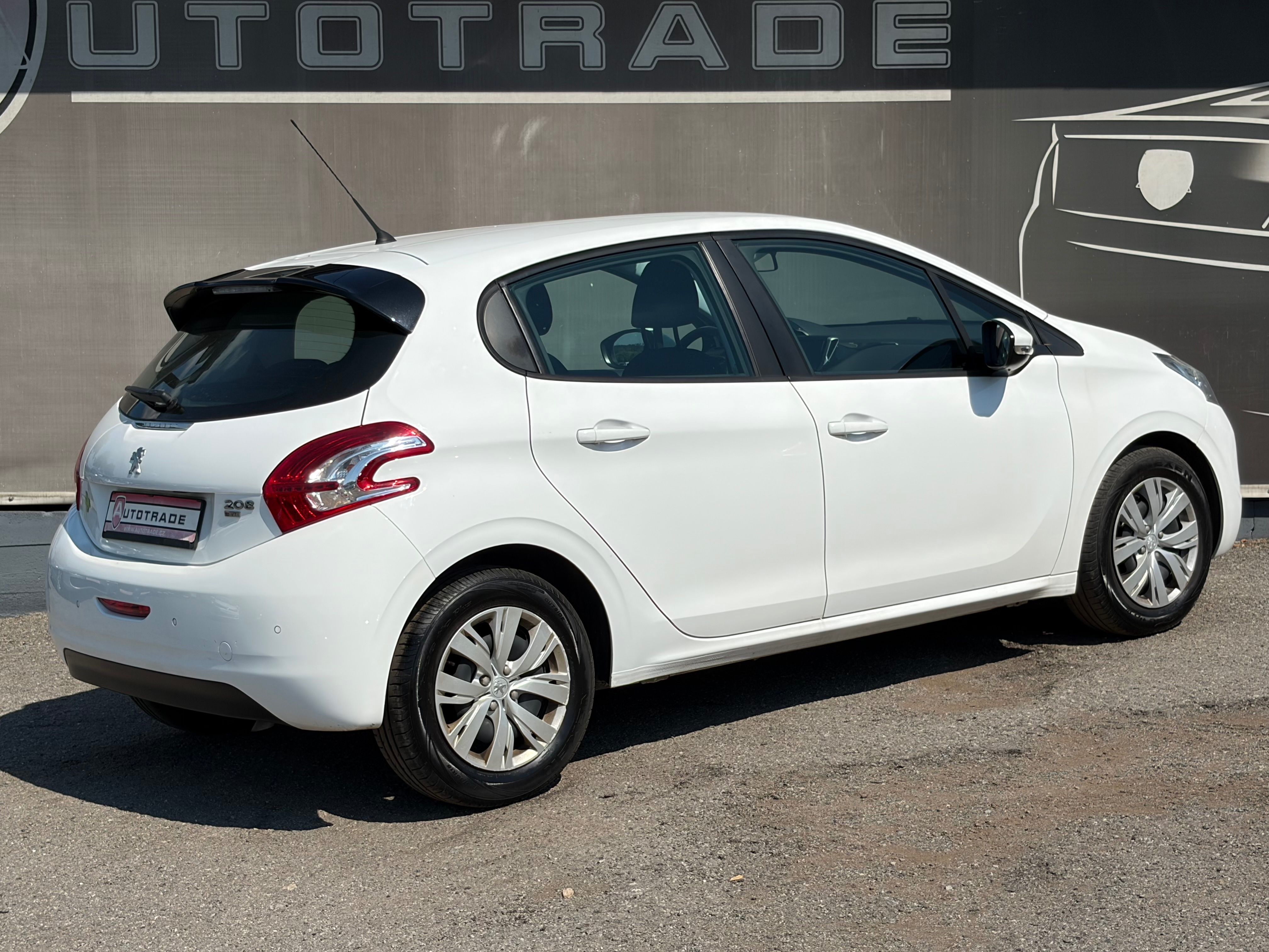 Peugeot 208, 1.2i 60kW,AUTOMAT,PO ROZVODECH - fotka 4