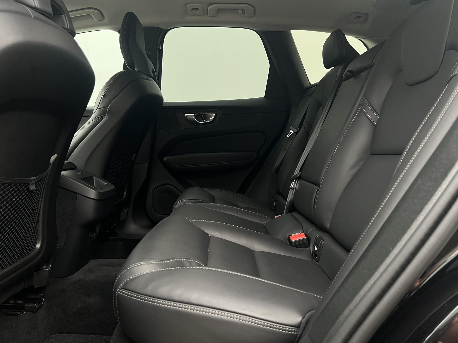 Volvo XC60, B5 AWD DARK PLUS AUT - fotka 6