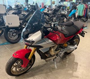 Moto Guzzi, V 100 Mandello S Rosso Lava