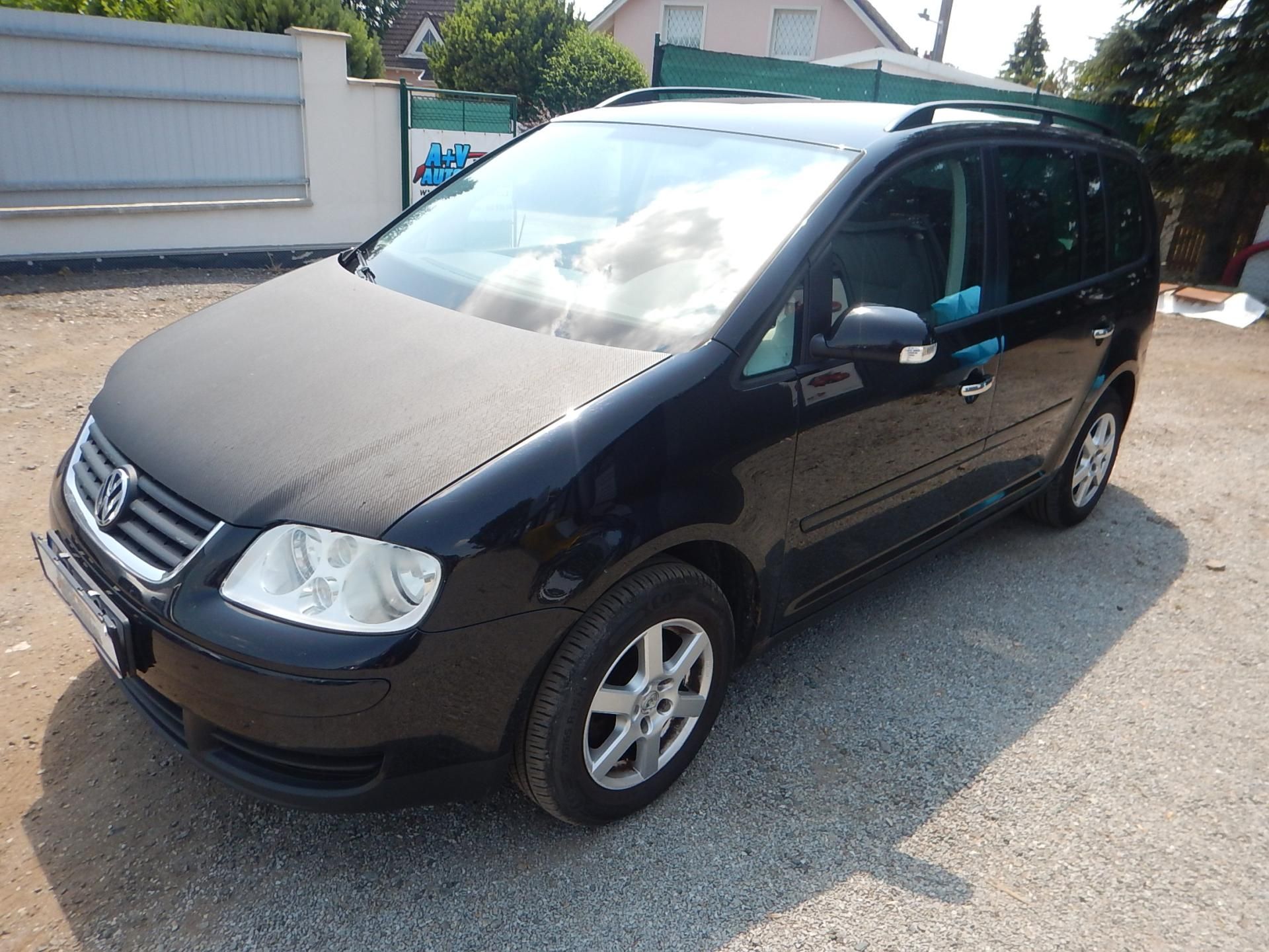 Volkswagen Touran, 1.9 TDI, 7 MÍST, TAŽNÉ - fotka 2