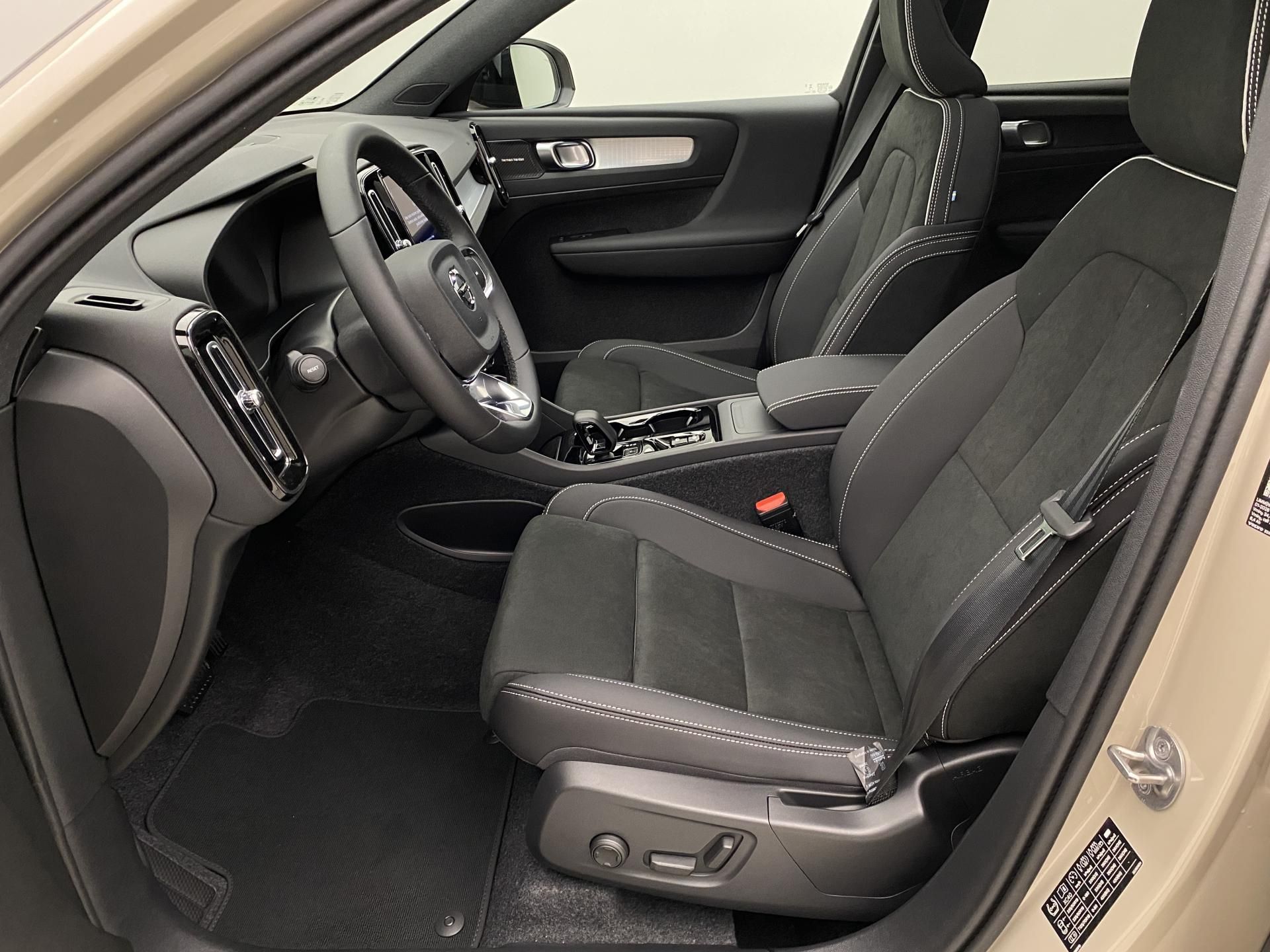 Volvo XC40, B3 AUT DARK ULTRA - fotka 3