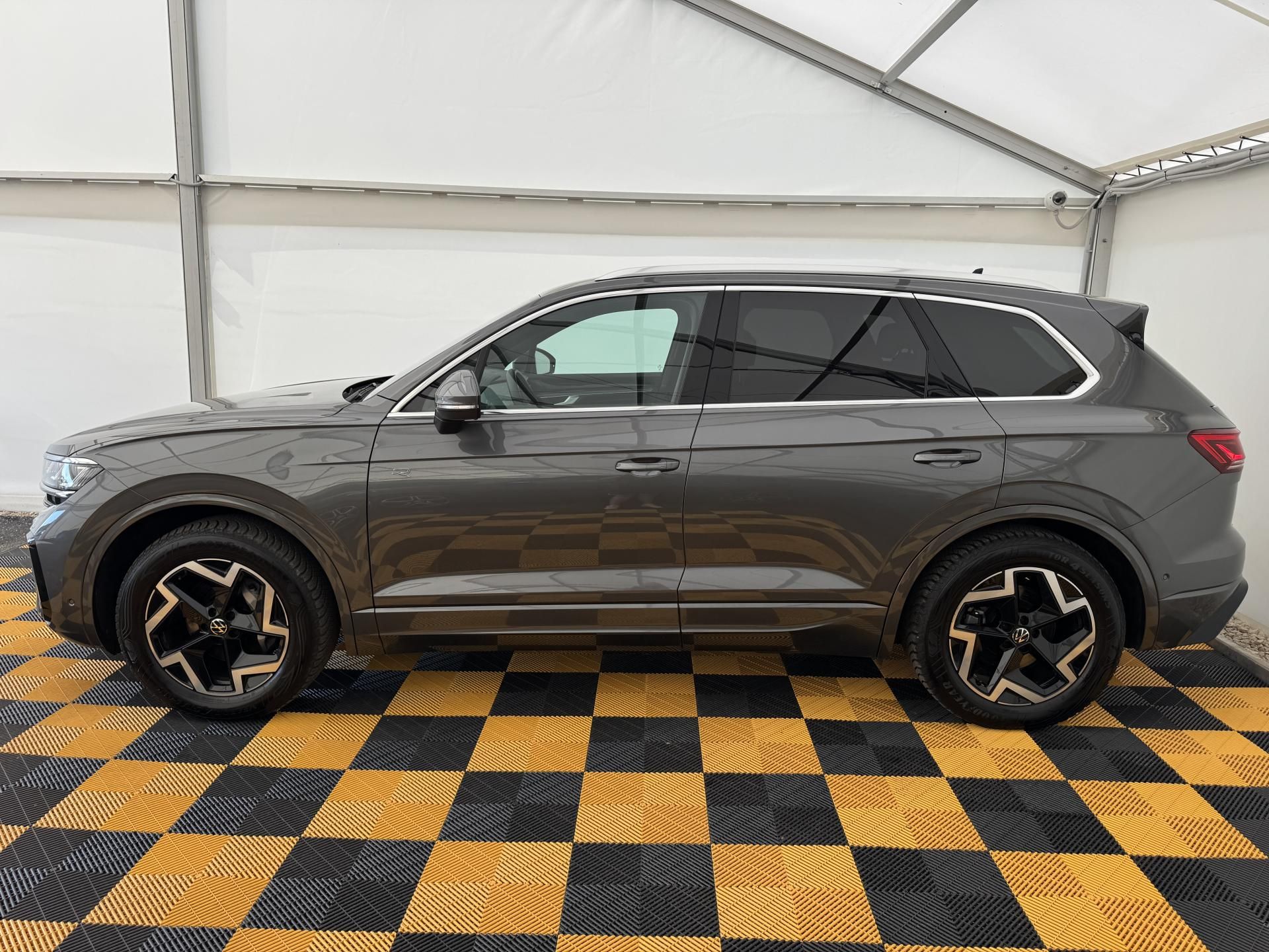 Volkswagen Touareg, 3.0Tdi*1-MAJ*DPH*R-LINE*HUD* - fotka 4