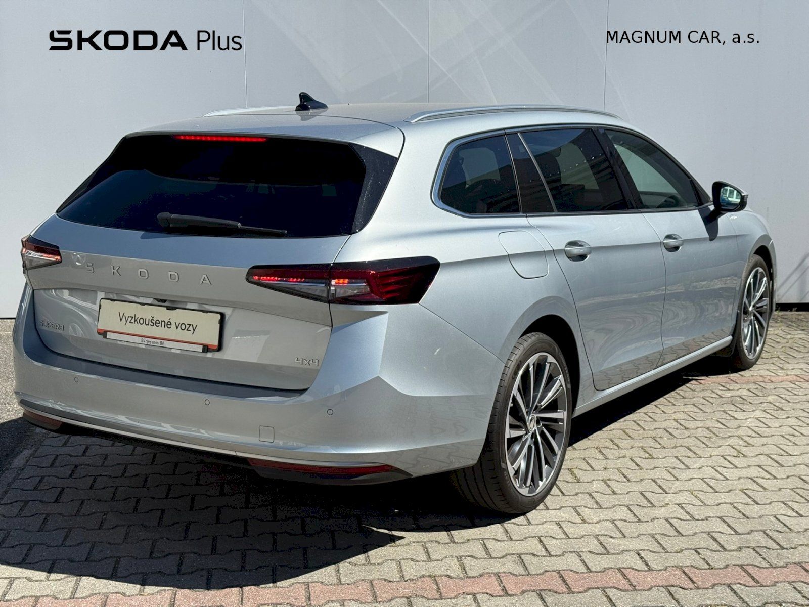 Škoda Superb, COMBI L&K DSG 4x4 - fotka 2