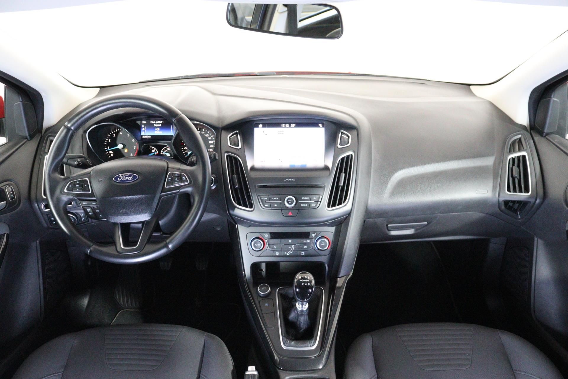 Ford Focus, 1,5 EcoBoost Titanium/ TAŽNÉ Z - fotka 5