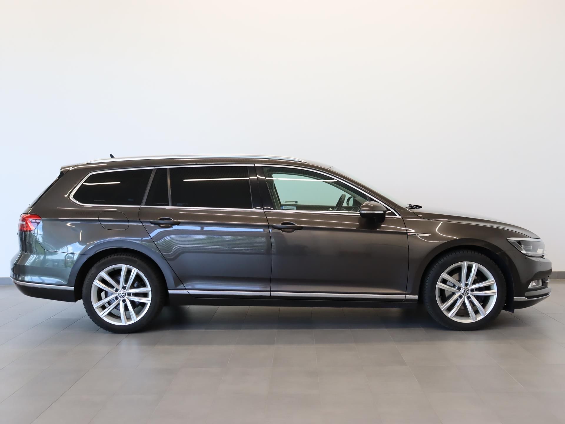 Volkswagen Passat Variant, HL 2,0 TDI 140 kW DSG 4Motion - fotka 3