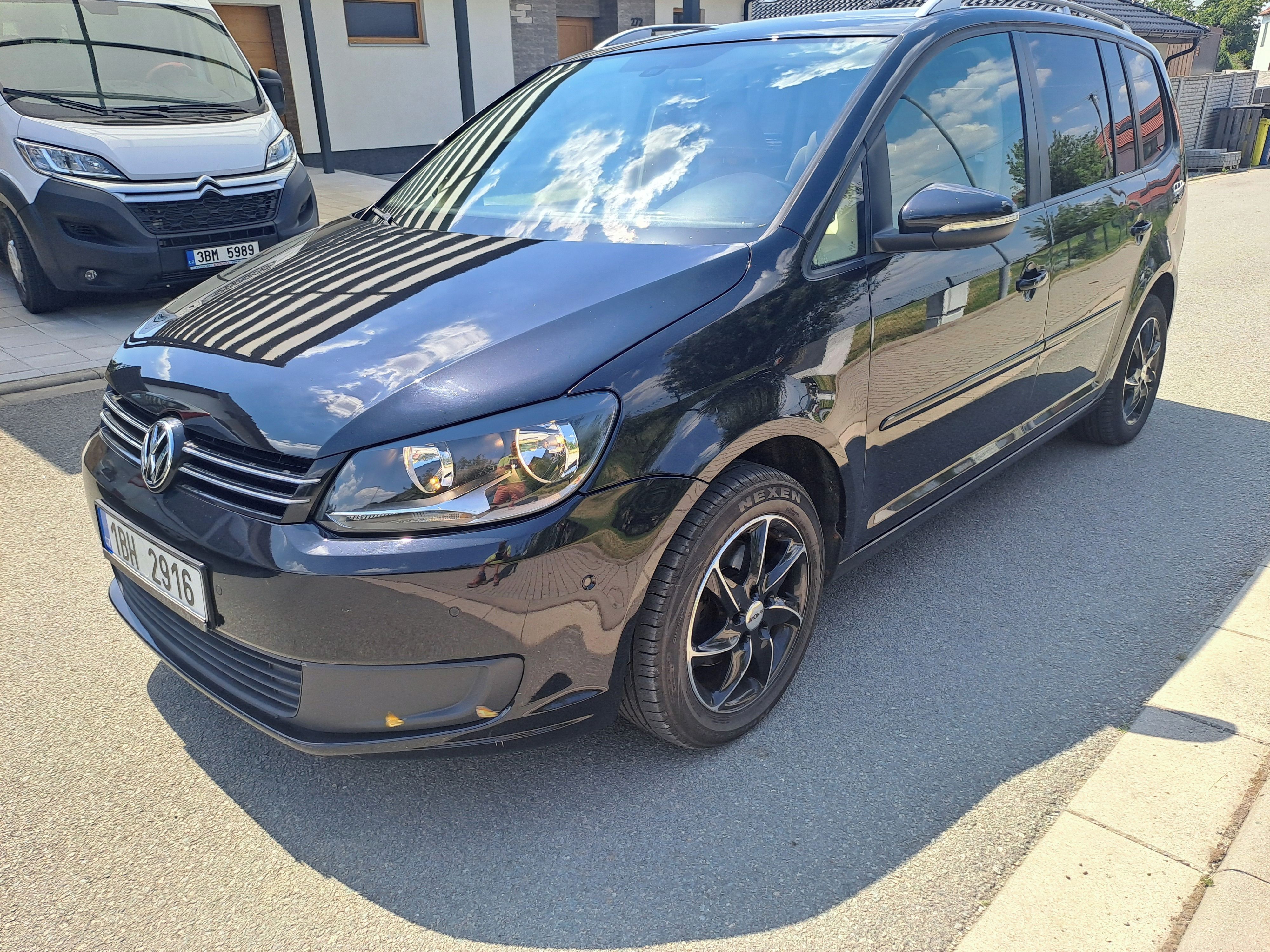 Volkswagen Touran, 1,6TDI 1.MAJ, SERVISOVANÝ VŮZ - fotka 2