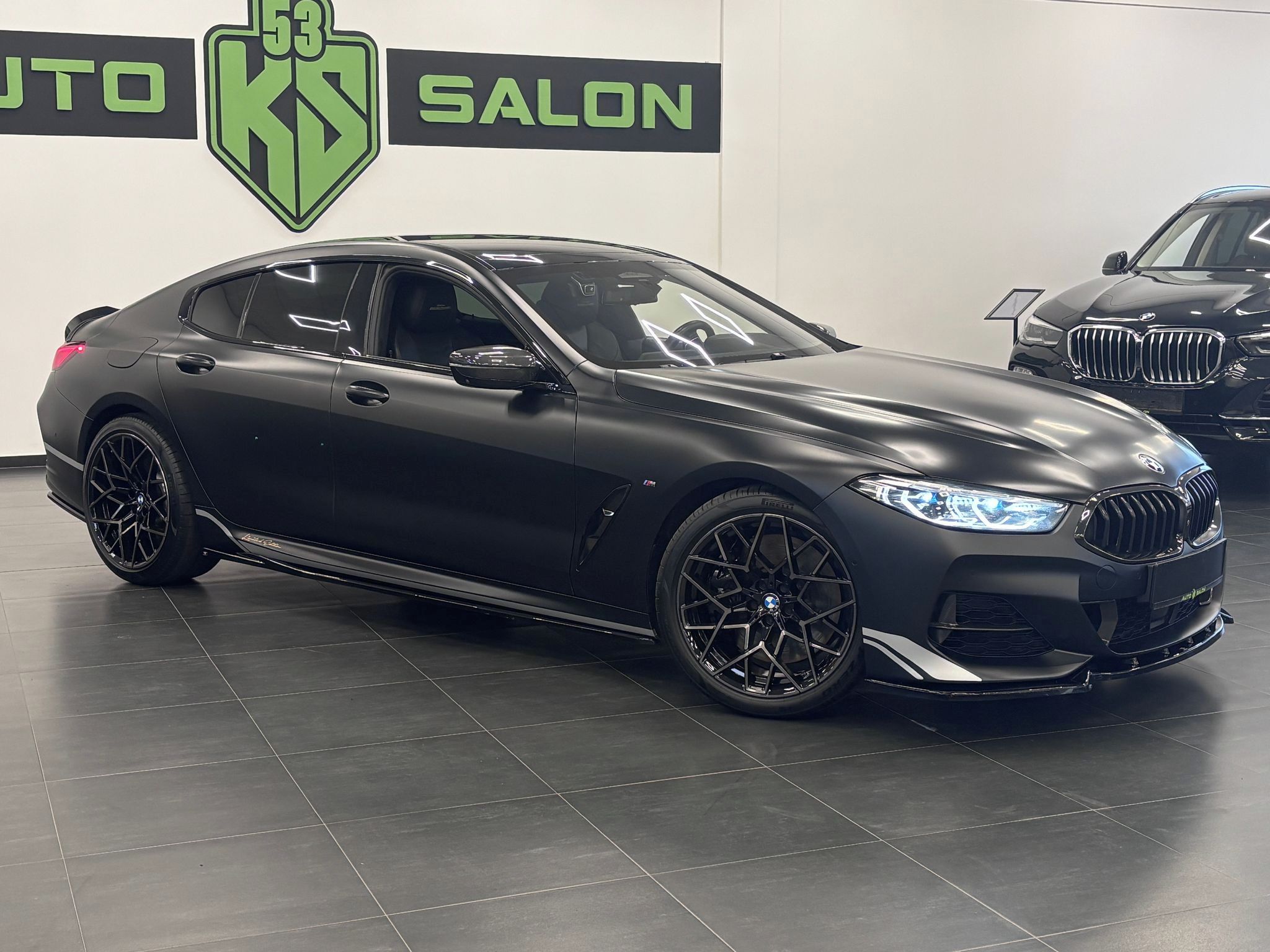BMW Řada 8, M850i xDrive, Edition Golden T - fotka 2