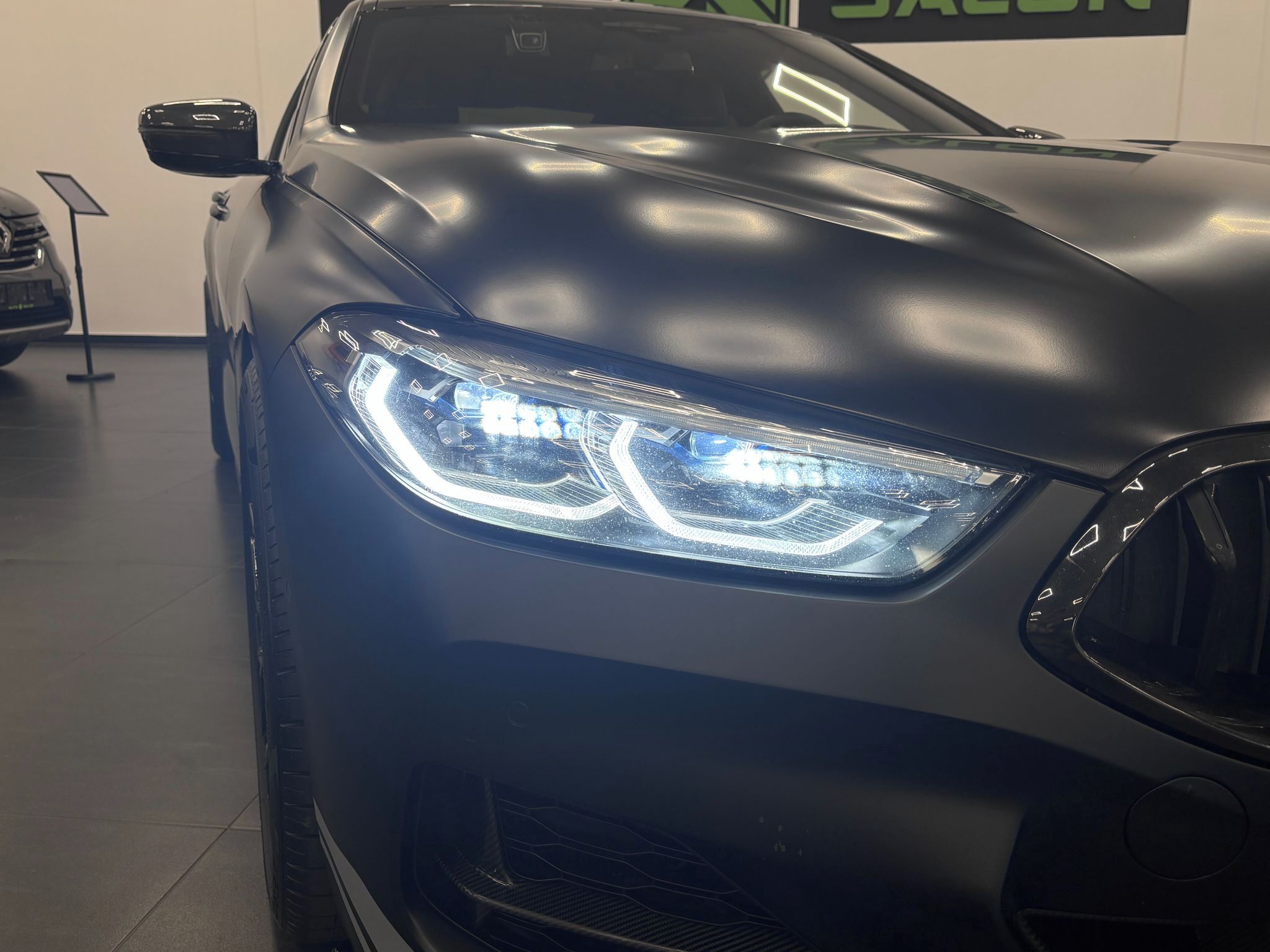 BMW Řada 8, M850i xDrive, Edition Golden T - fotka 6