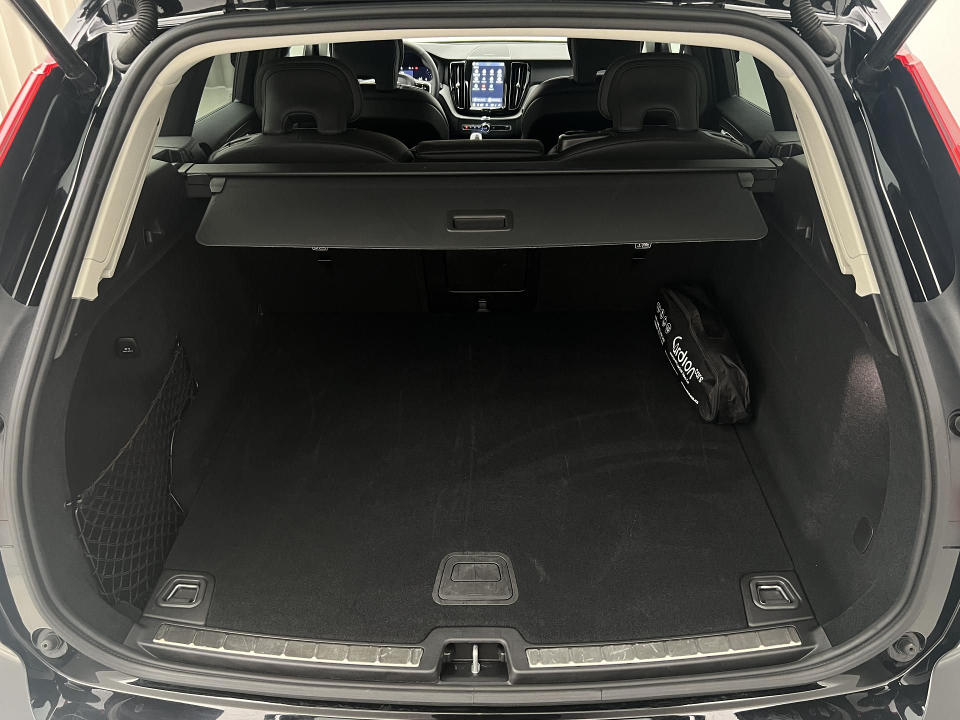 Volvo XC60, B5 AWD DARK PLUS AUT - fotka 5