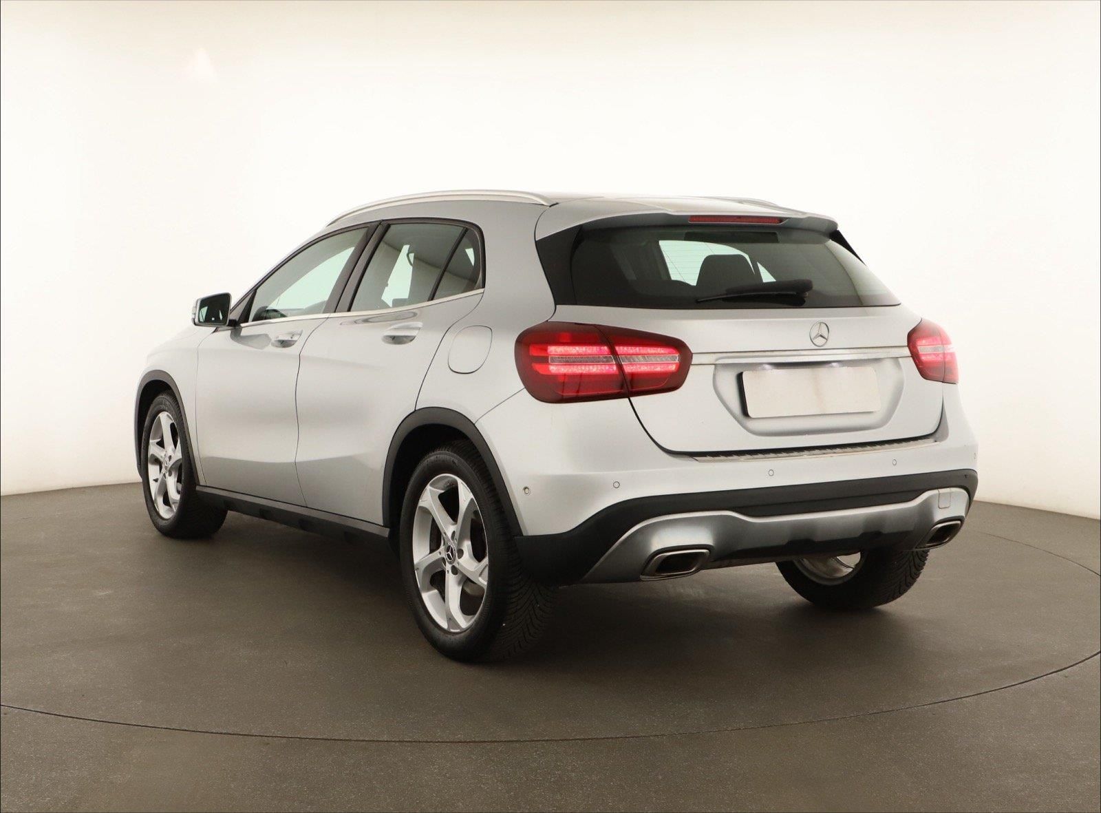 Mercedes-Benz GLA, 180, Kůže, Navi, Tempomat - fotka 4