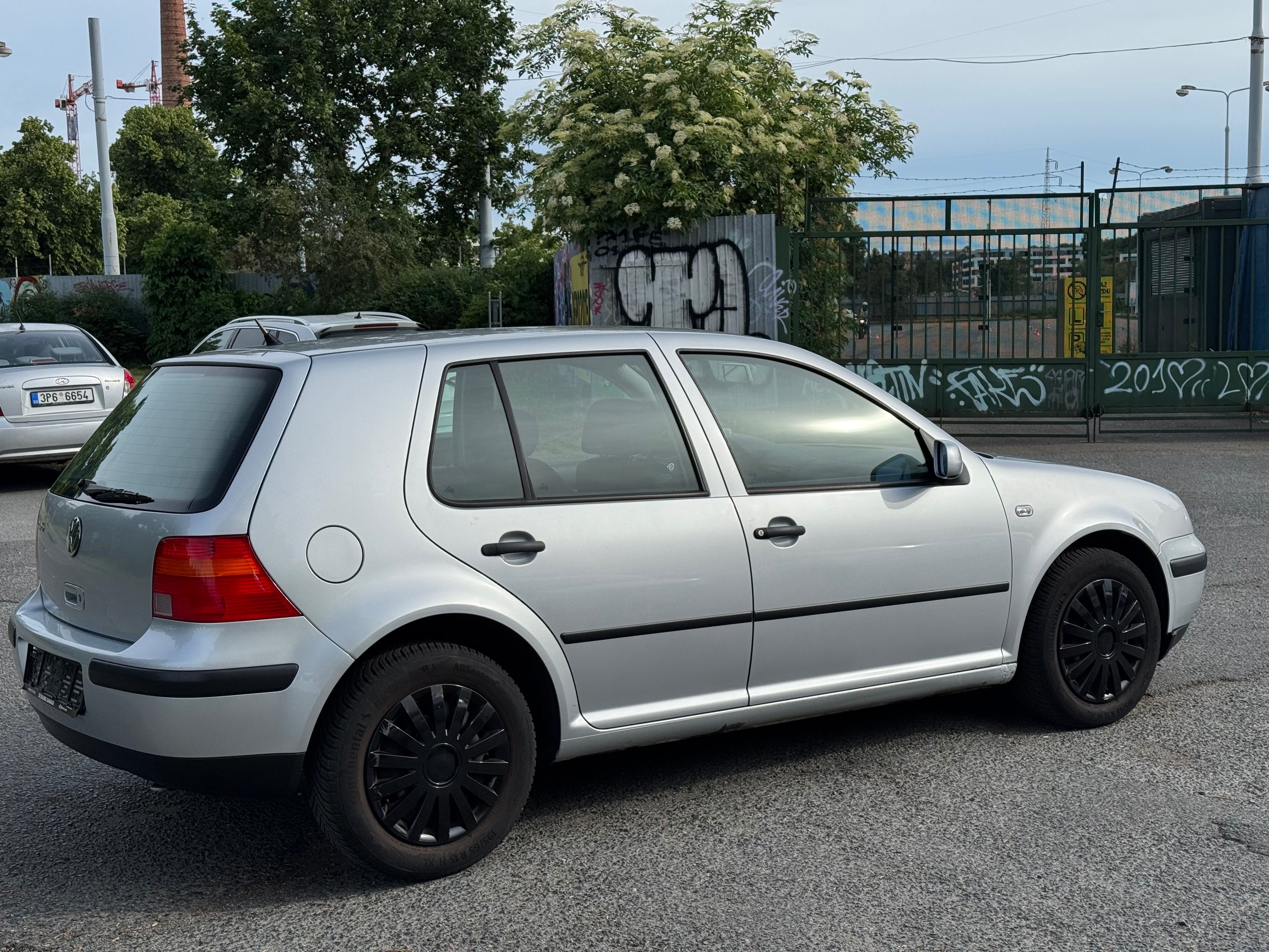 Volkswagen Golf, 1.4i 60Kw manuál klima - fotka 6