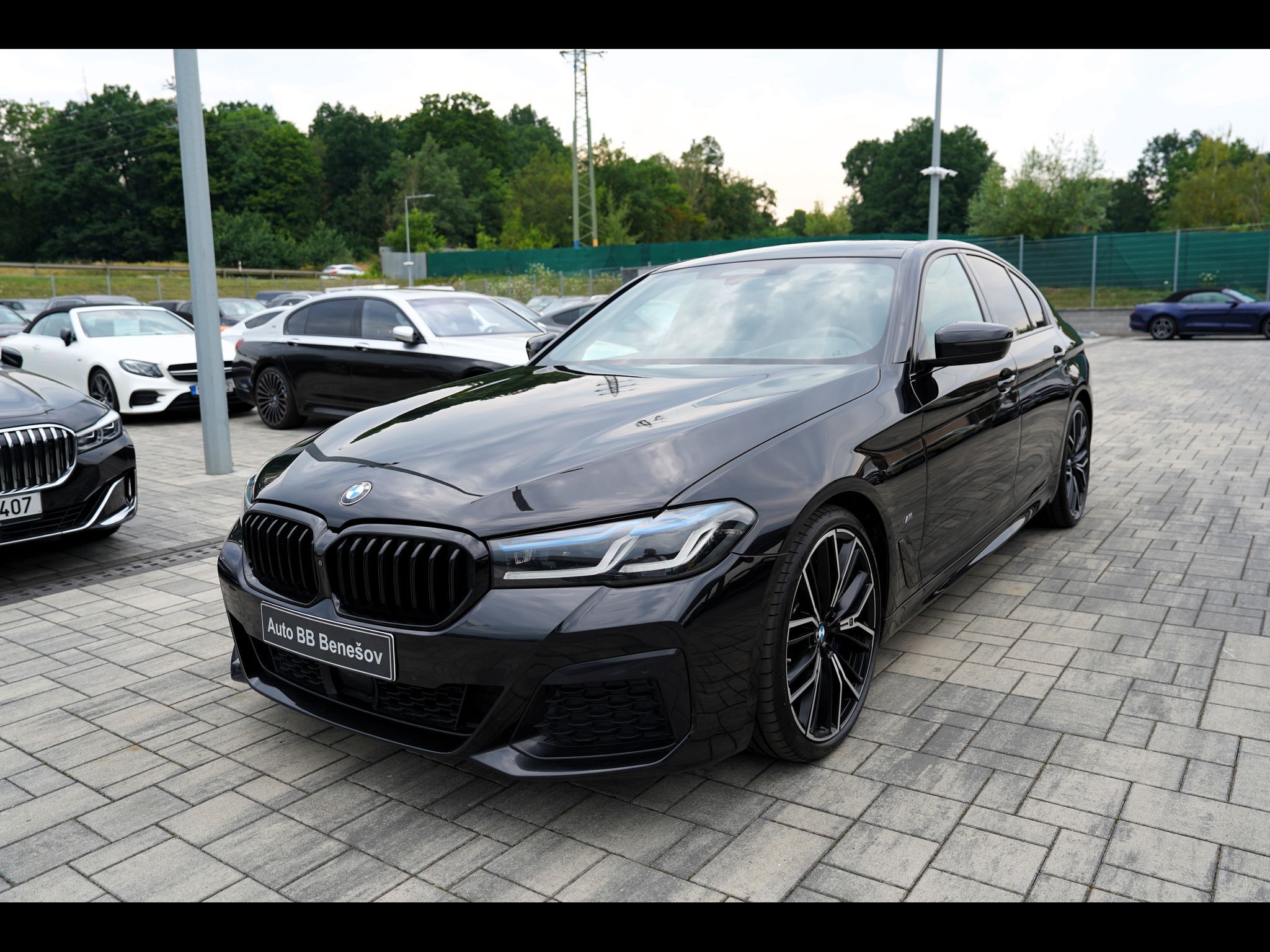 BMW Řada 5, M550i xDrive/Lasery,HUD/530PS - fotka 2