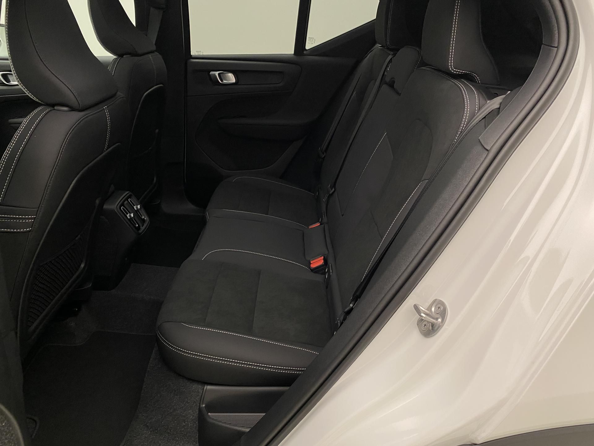 Volvo XC40, B3 AUT DARK ULTRA - fotka 6
