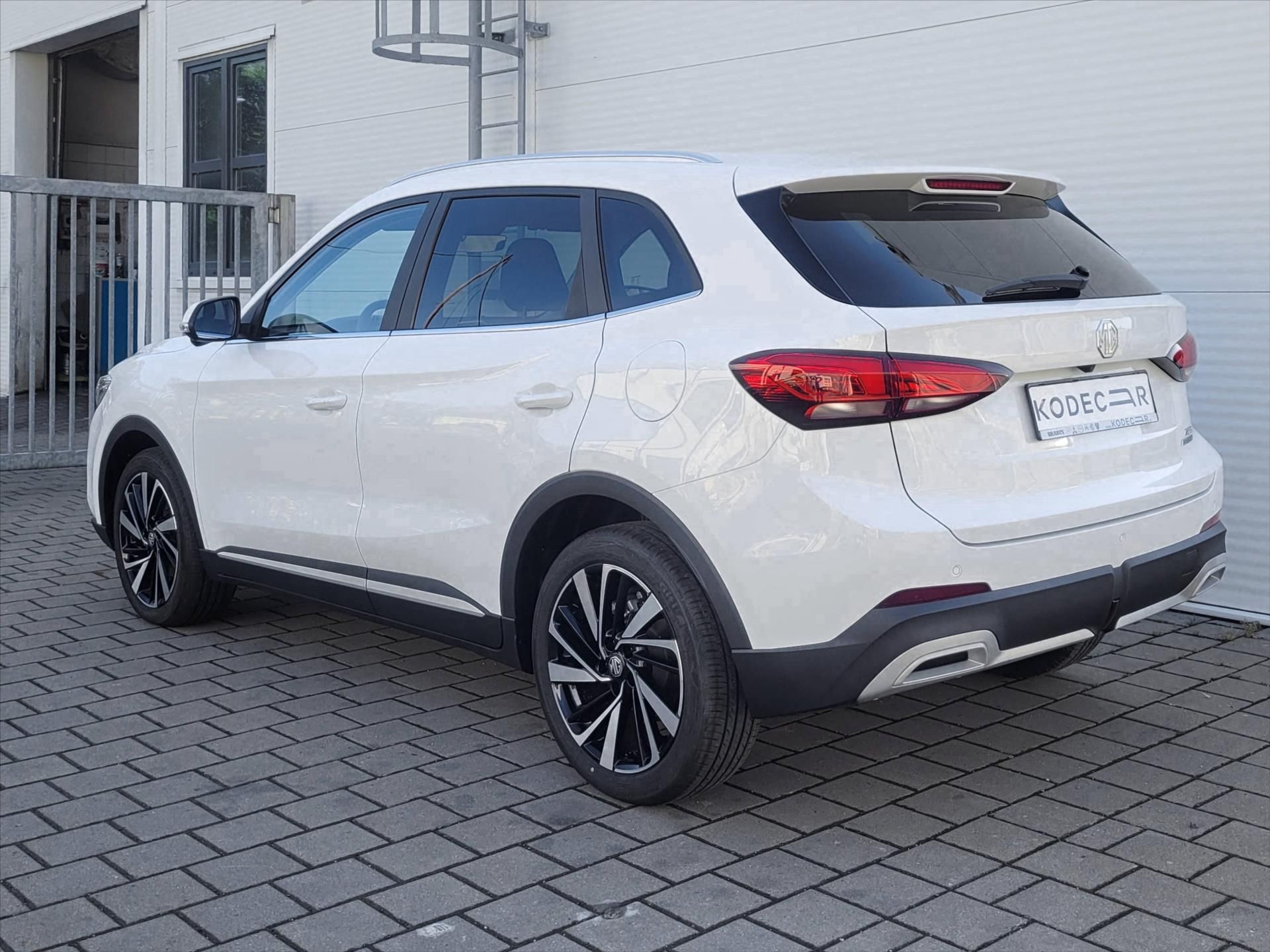 MG ZS, 1,5 HEV 102k 3AT  Exclusive - fotka 4