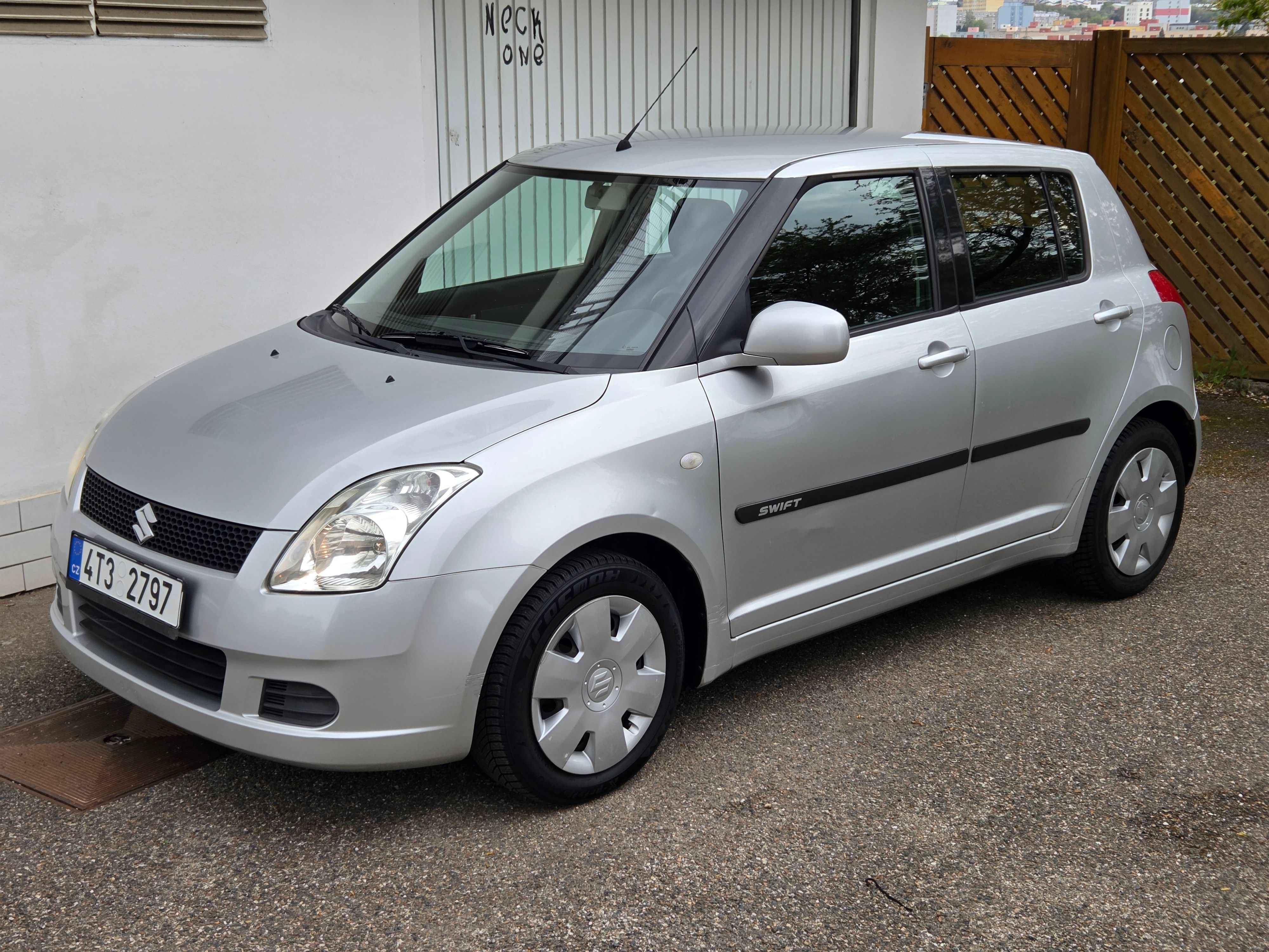 Suzuki Swift, 1.3i  Velmi malý nájezd km. - fotka 2