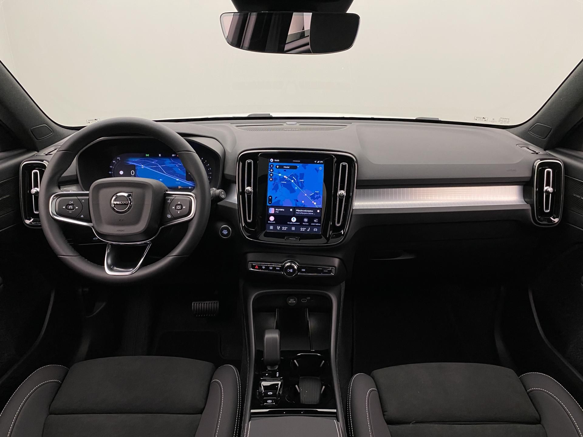 Volvo XC40, B3 AUT DARK ULTRA - fotka 2